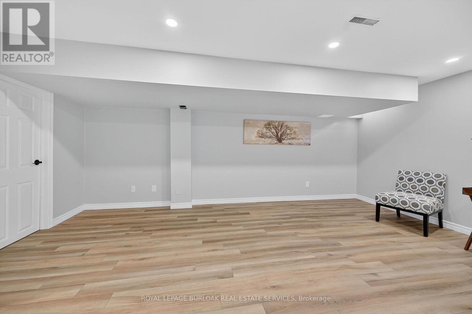 












28 - 2015 CLEAVER AVENUE

,
Burlington,




Ontario
L7M4J7

