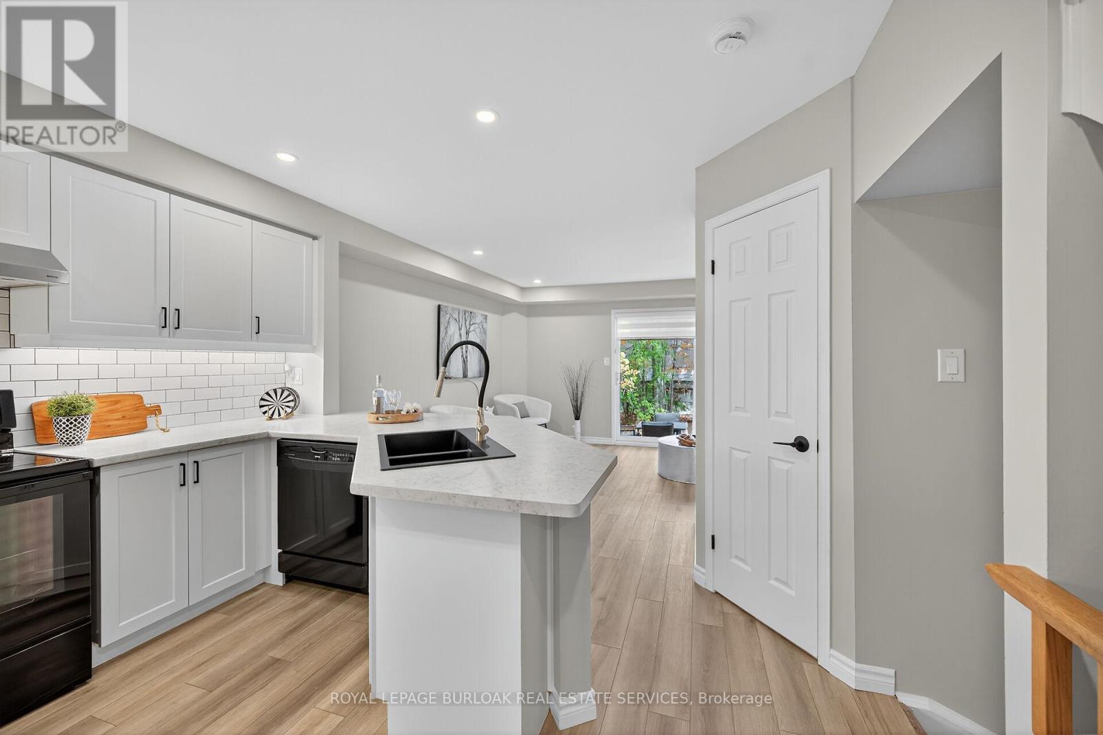 












28 - 2015 CLEAVER AVENUE

,
Burlington,




Ontario
L7M4J7

