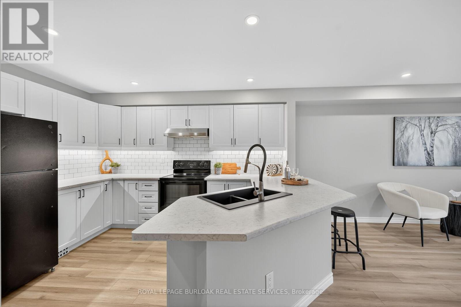 












28 - 2015 CLEAVER AVENUE

,
Burlington,




Ontario
L7M4J7

