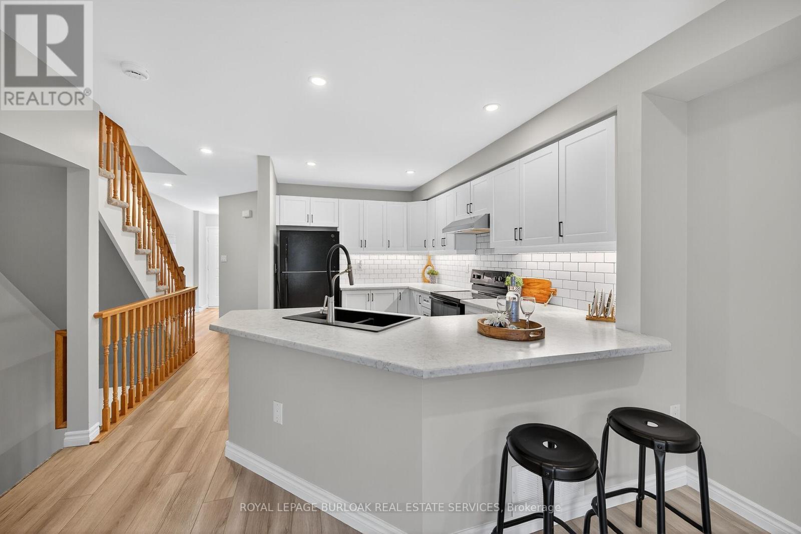 












28 - 2015 CLEAVER AVENUE

,
Burlington,




Ontario
L7M4J7

