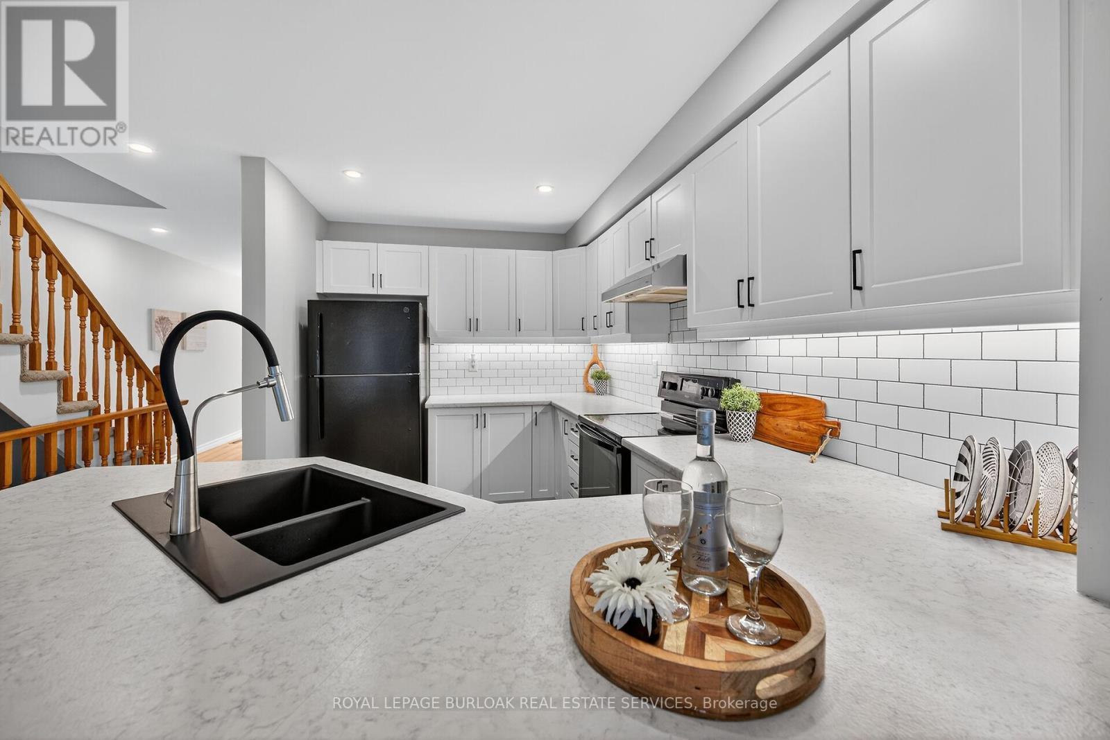 












28 - 2015 CLEAVER AVENUE

,
Burlington,




Ontario
L7M4J7

