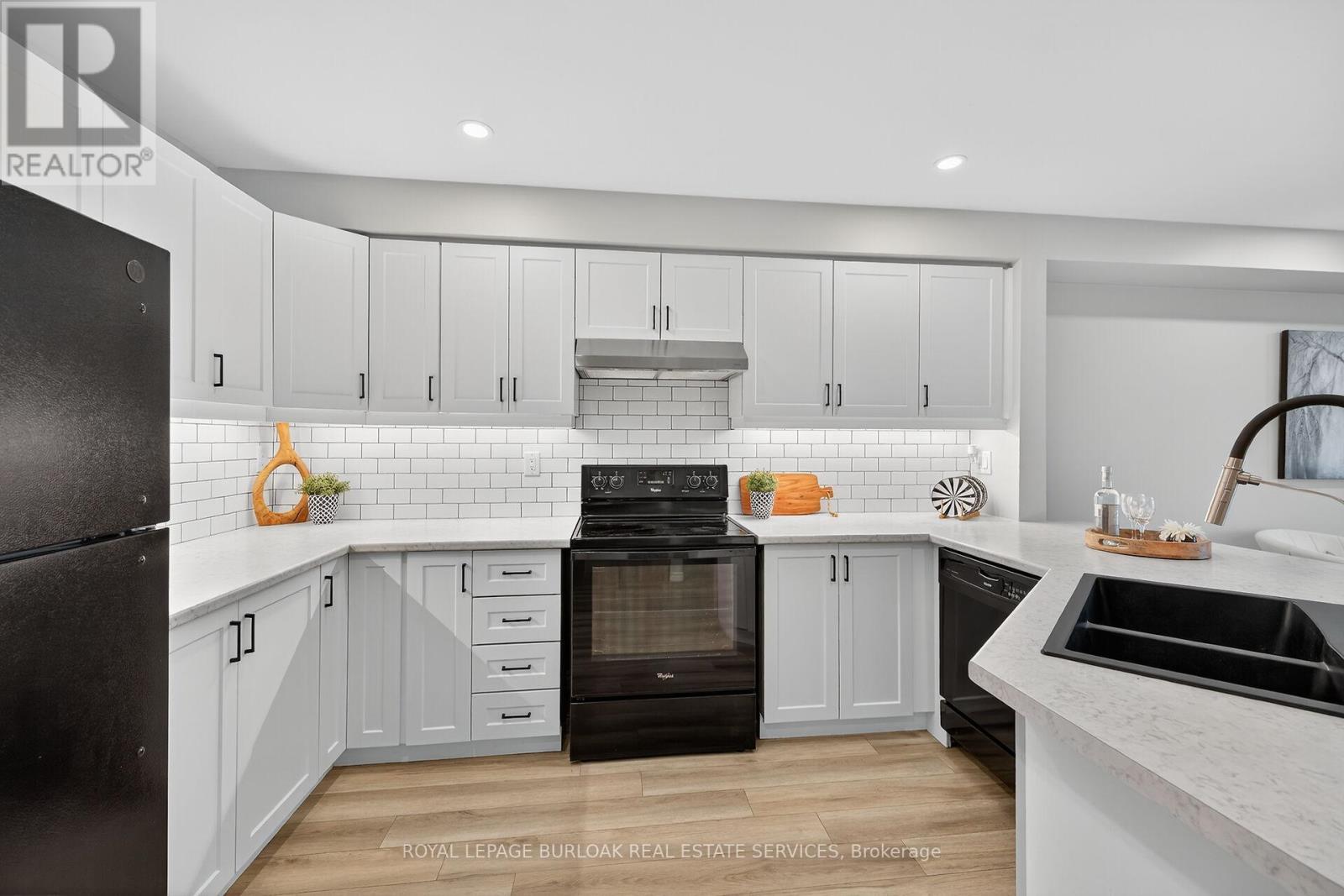 












28 - 2015 CLEAVER AVENUE

,
Burlington,




Ontario
L7M4J7

