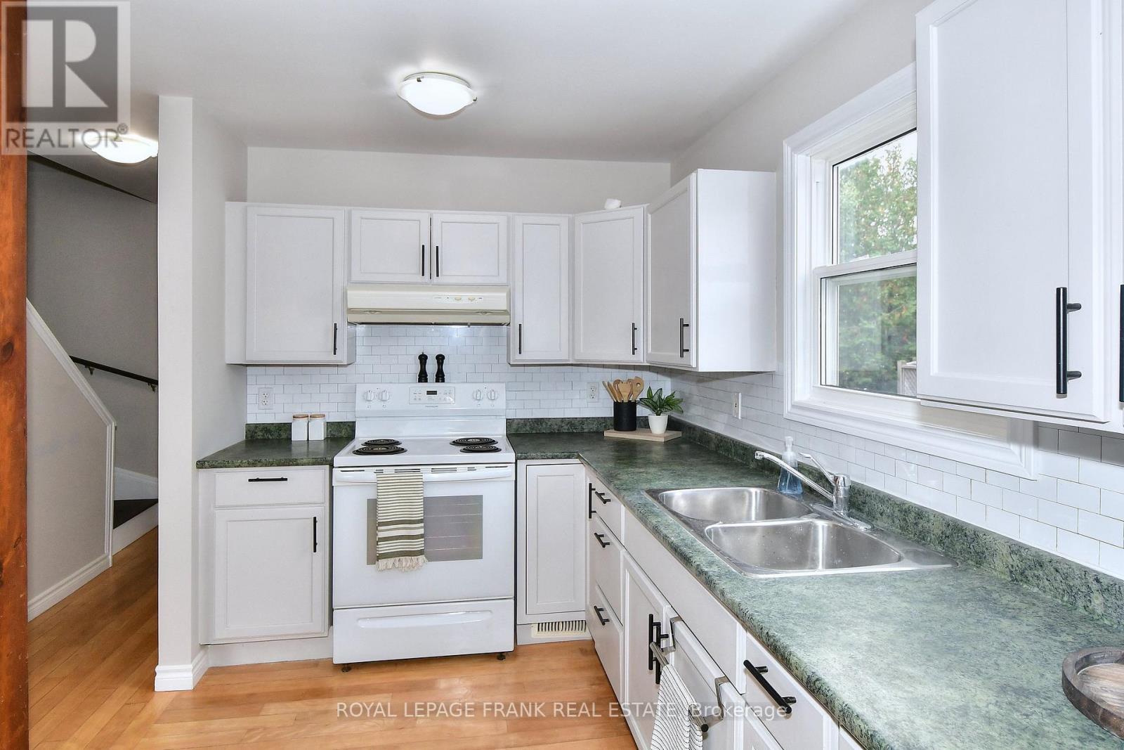 












475 BRIOUX AVENUE

,
Peterborough (Otonabee Ward 1),




Ontario
K9J4G6

