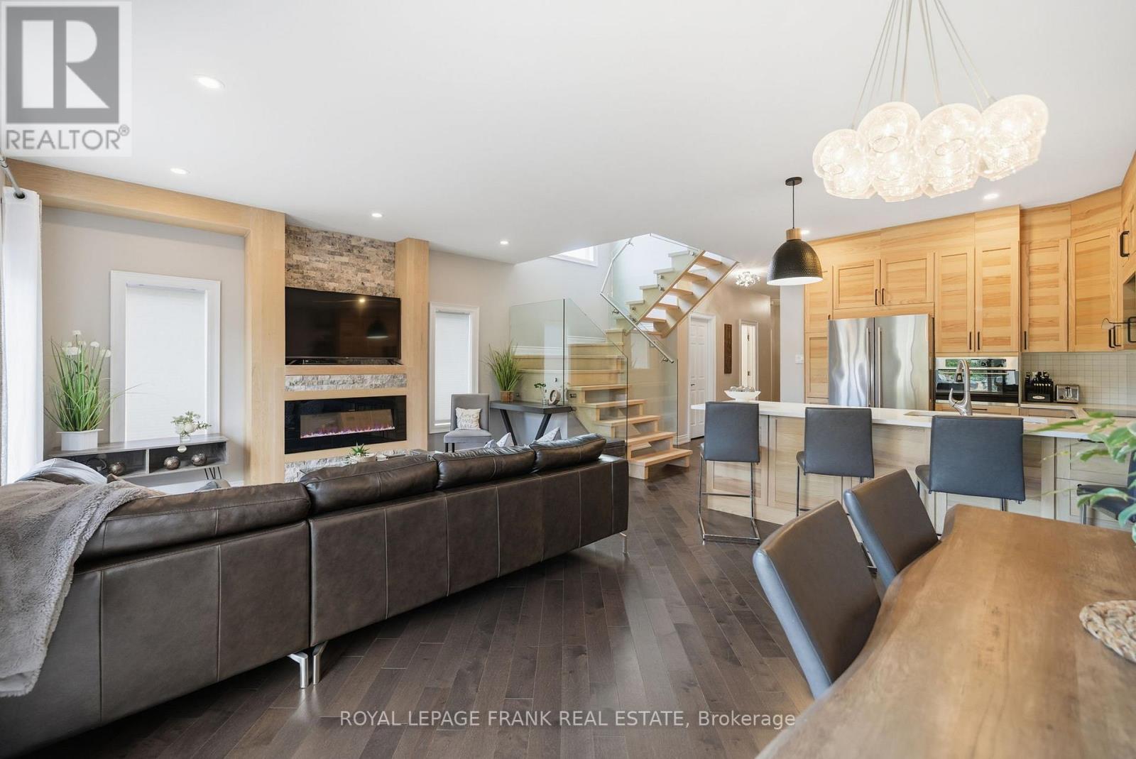 












62 HELEN STREET

,
Kawartha Lakes (Bobcaygeon),




Ontario
K0M1A0

