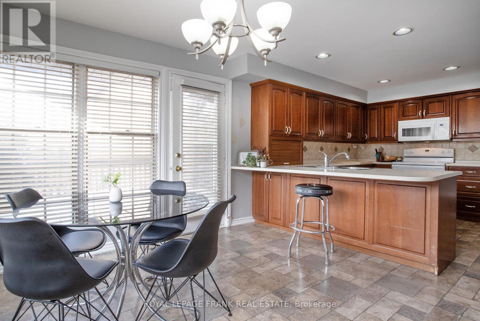 












MAIN - 312 CUMBERLAND COURT

,
Oshawa (Donevan),




Ontario
L1H8E7

