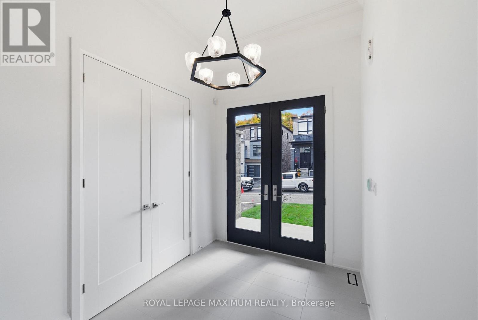 












6 DONSGROVE COURT

,
Vaughan,




Ontario
L4J9A1

