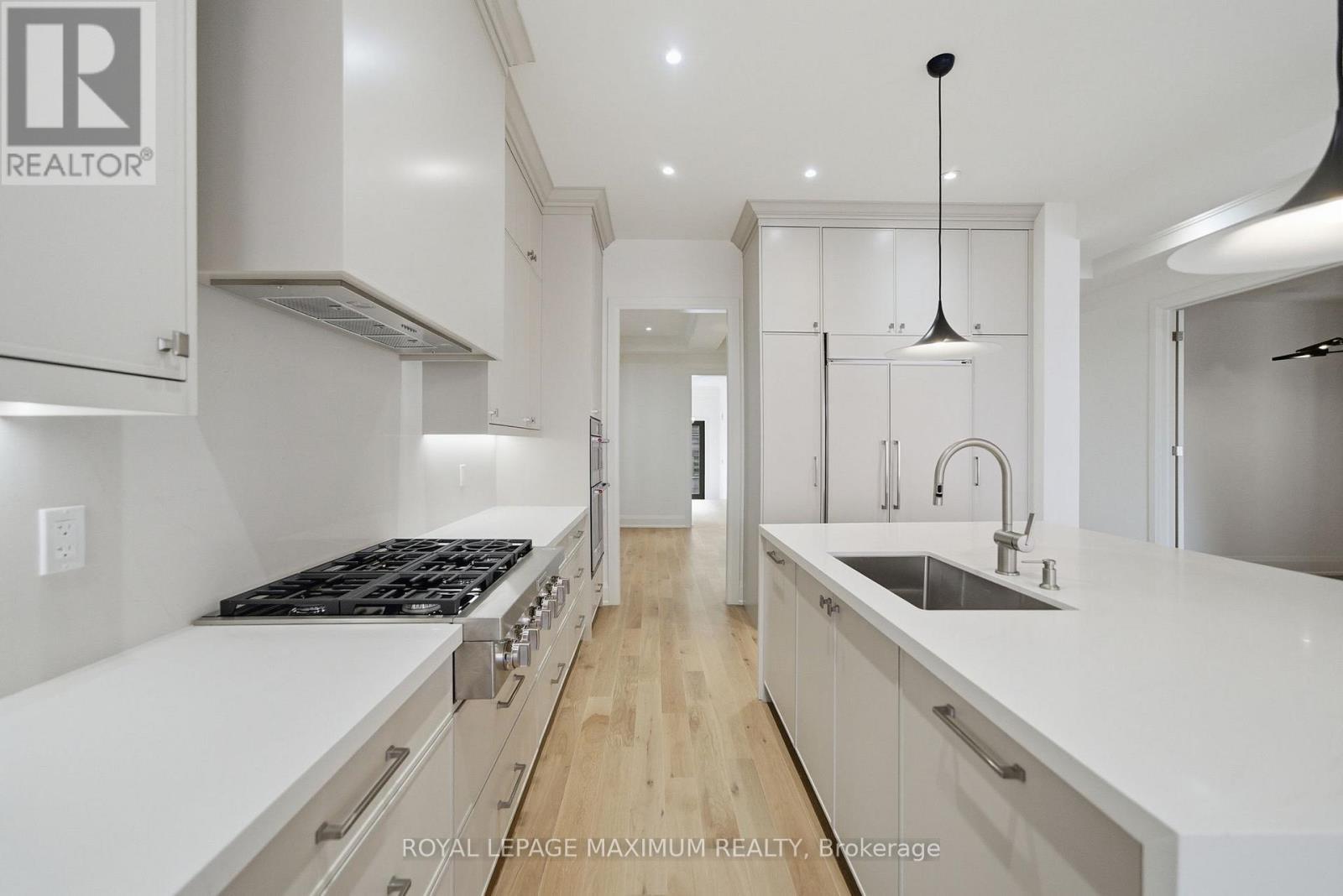 












6 DONSGROVE COURT

,
Vaughan,




Ontario
L4J9A1

