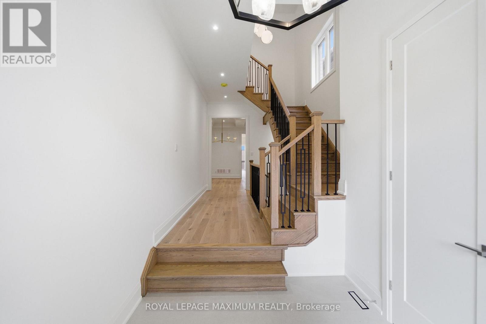 












6 DONSGROVE COURT

,
Vaughan,




Ontario
L4J9A1

