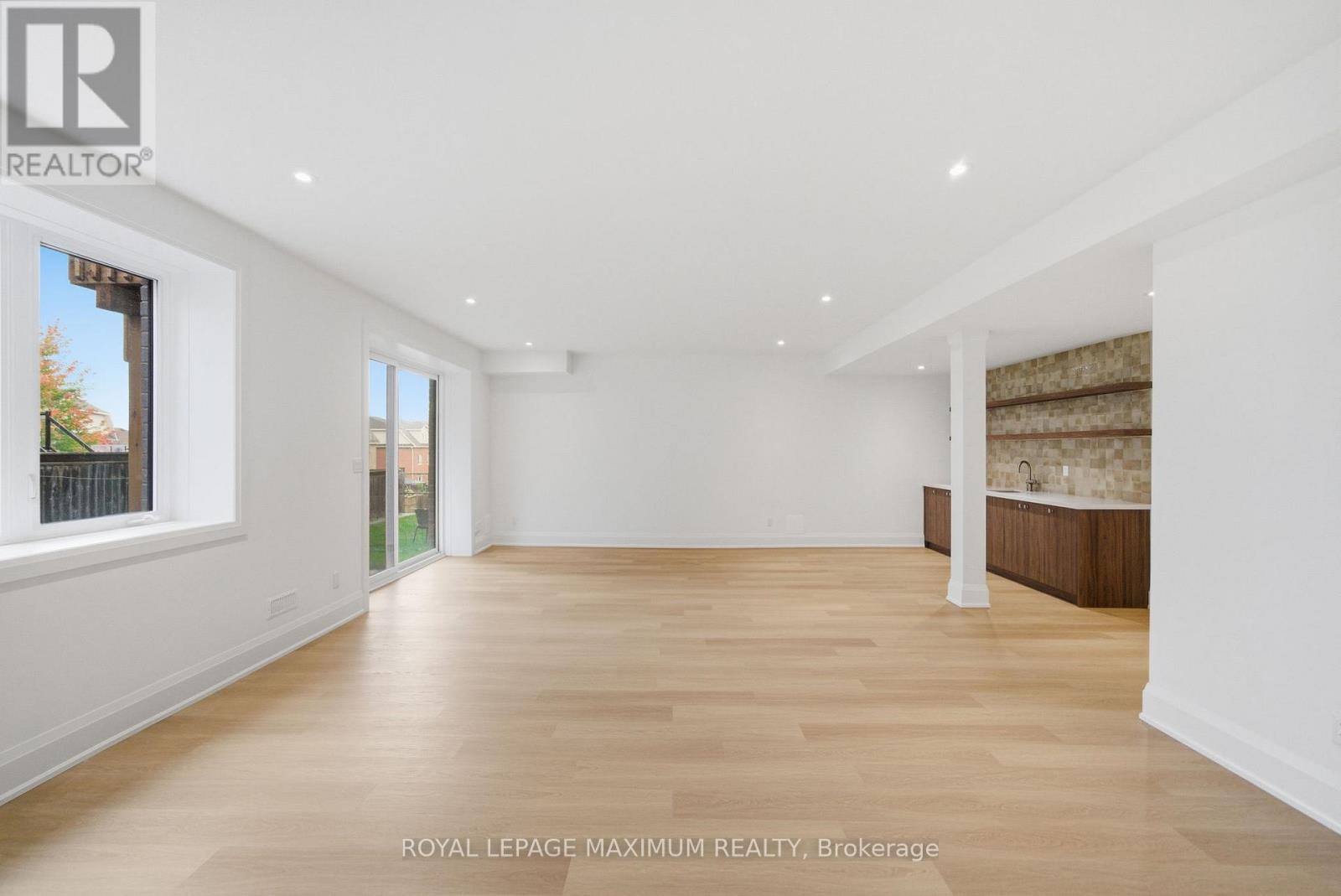 












6 DONSGROVE COURT

,
Vaughan,




Ontario
L4J9A1

