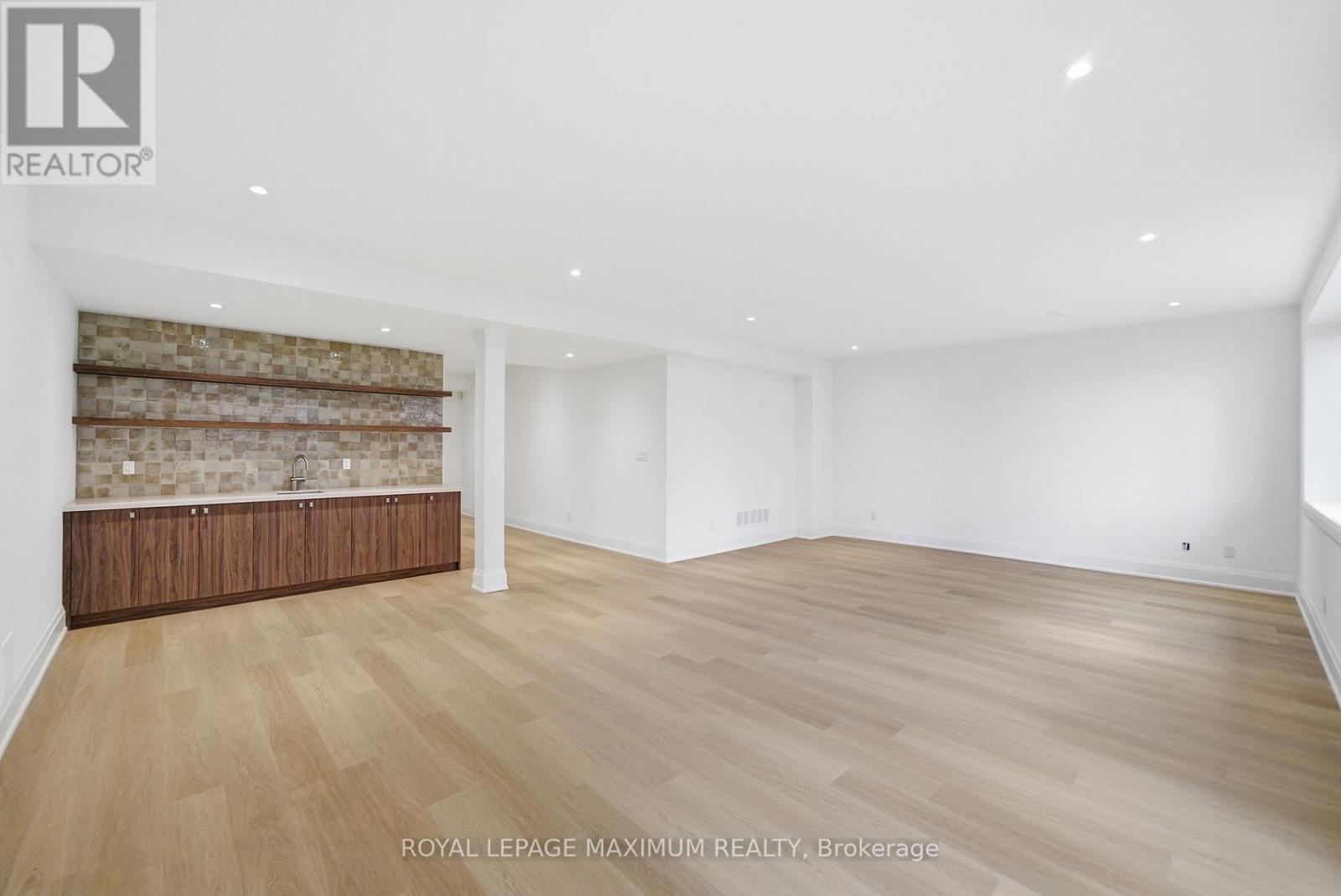 












6 DONSGROVE COURT

,
Vaughan,




Ontario
L4J9A1

