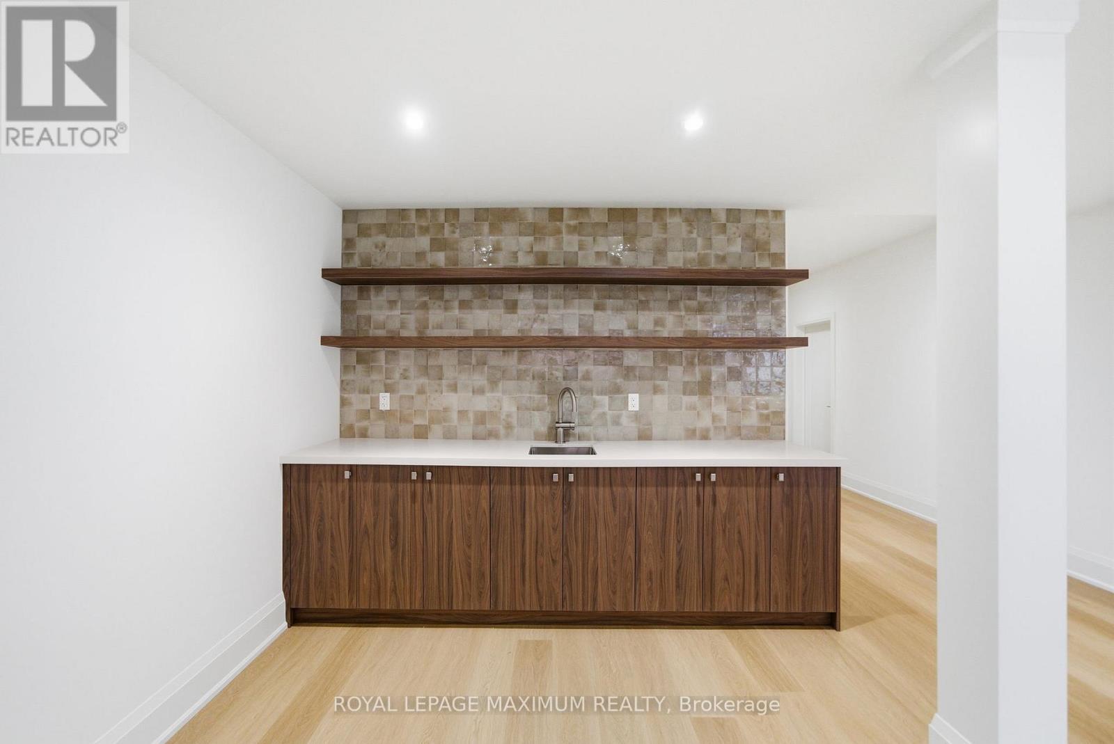 












6 DONSGROVE COURT

,
Vaughan,




Ontario
L4J9A1

