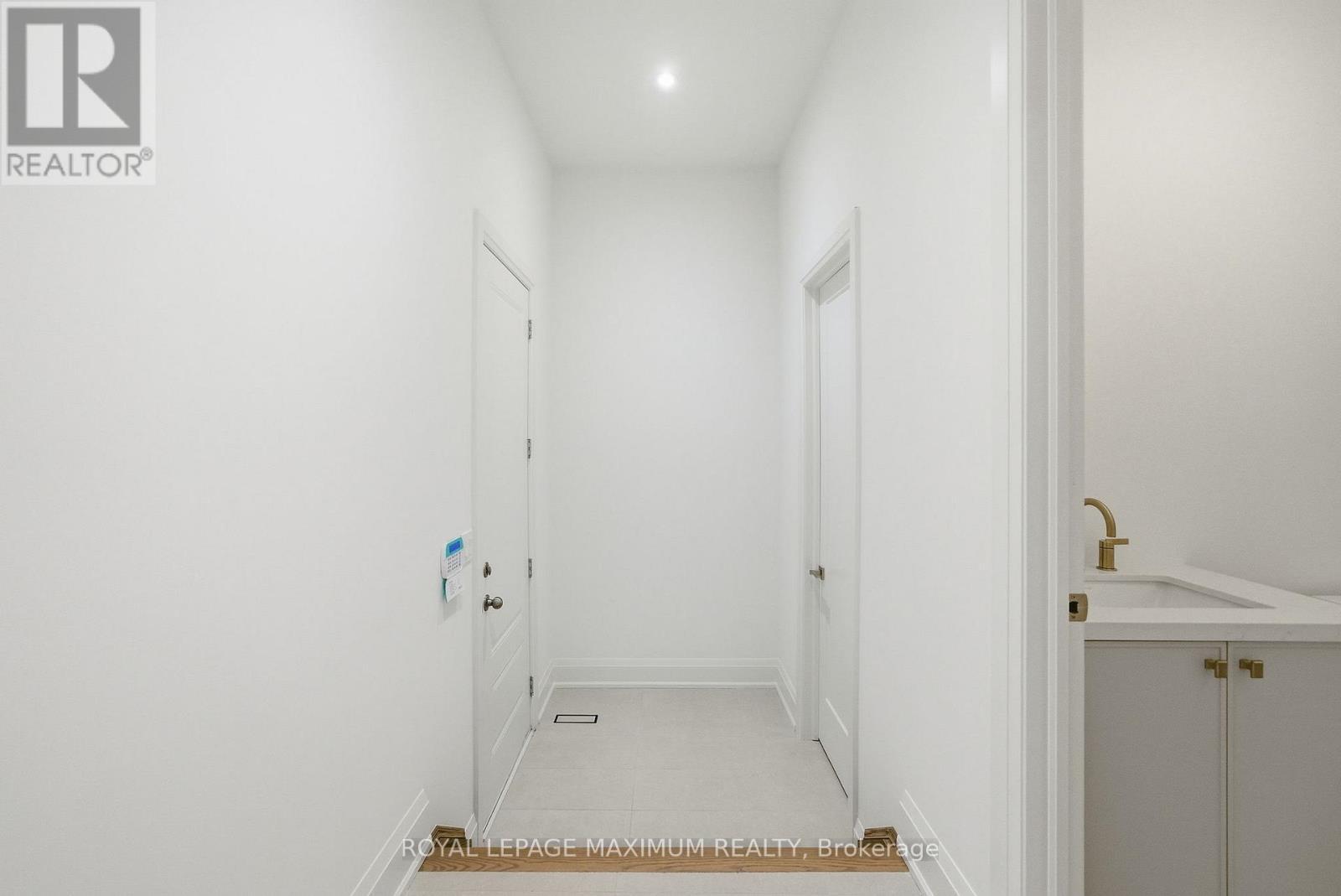 












6 DONSGROVE COURT

,
Vaughan,




Ontario
L4J9A1

