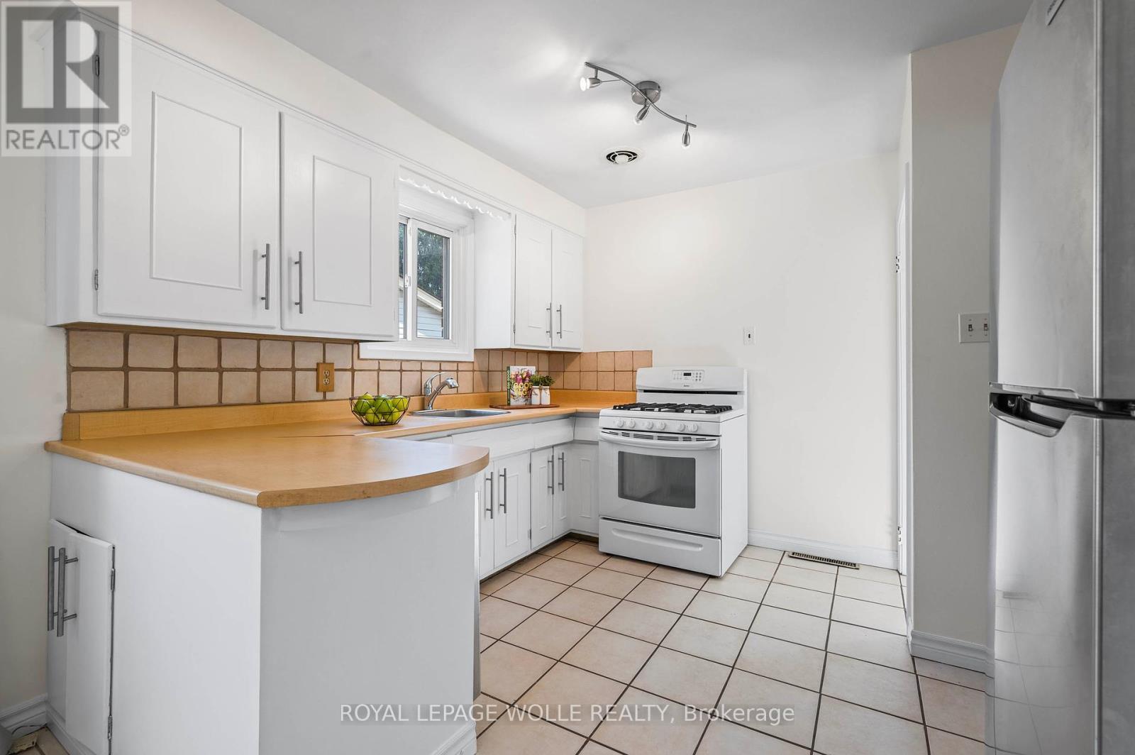 












91 WILFRED AVENUE

,
Kitchener,




Ontario
N2A1W9

