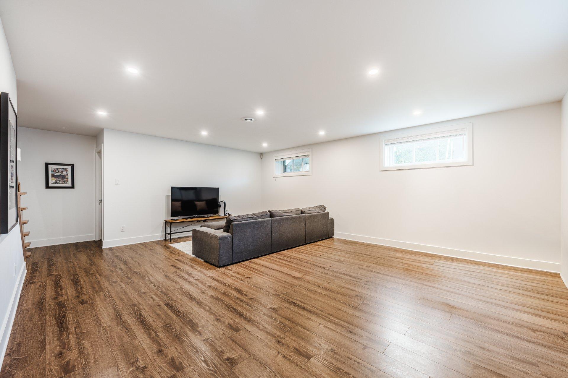 









5950


Rue Baillargeon

,
Brossard,




QC
J4Z1S5

