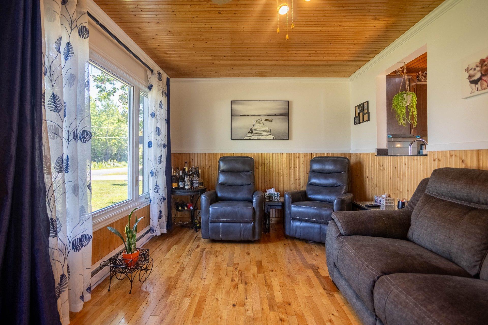 









161


Rue Curé-Mélançon

,
Shawinigan,




QC
G0X1L0

