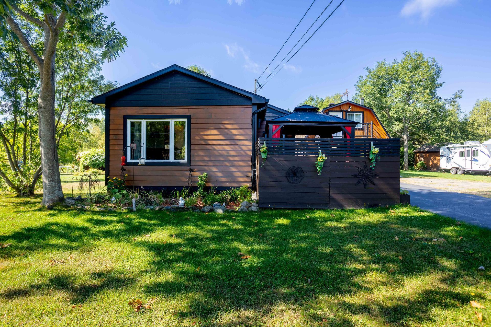 









161


Rue Curé-Mélançon

,
Shawinigan,




QC
G0X1L0

