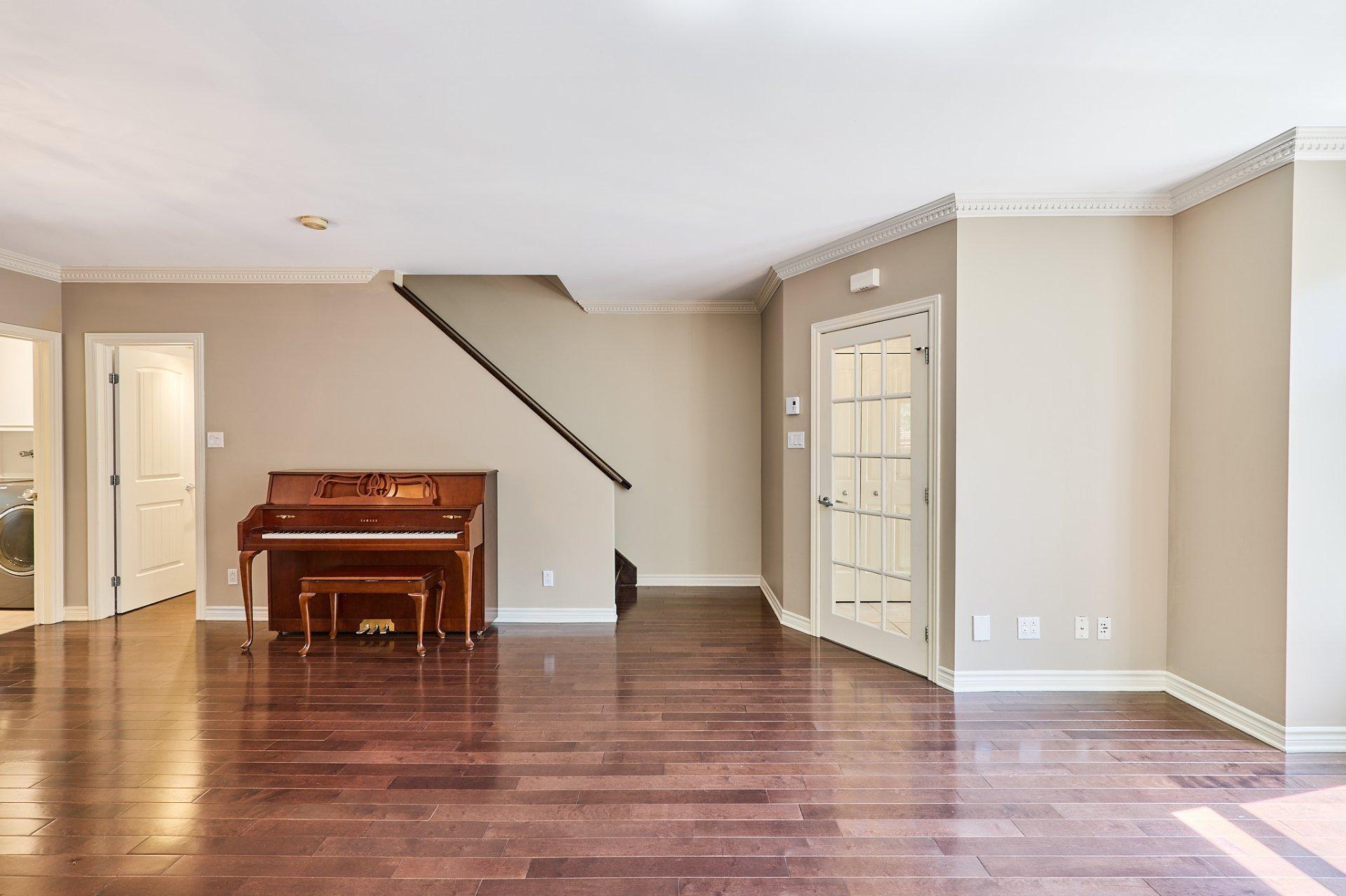 









889


Rue Gameroff

,
Montréal (Lachine),




QC
H8T3R4

