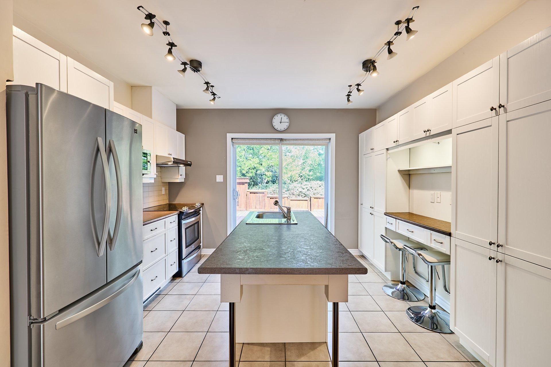 









889


Rue Gameroff

,
Montréal (Lachine),




QC
H8T3R4

