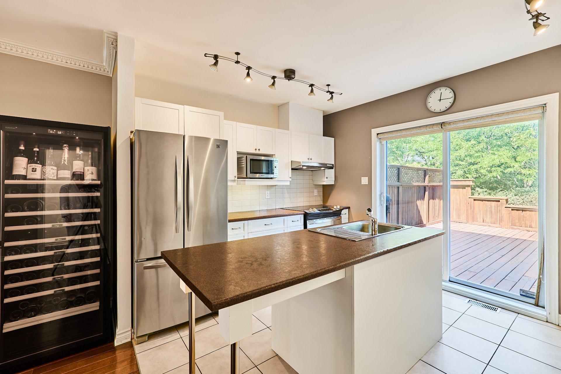









889


Rue Gameroff

,
Montréal (Lachine),




QC
H8T3R4

