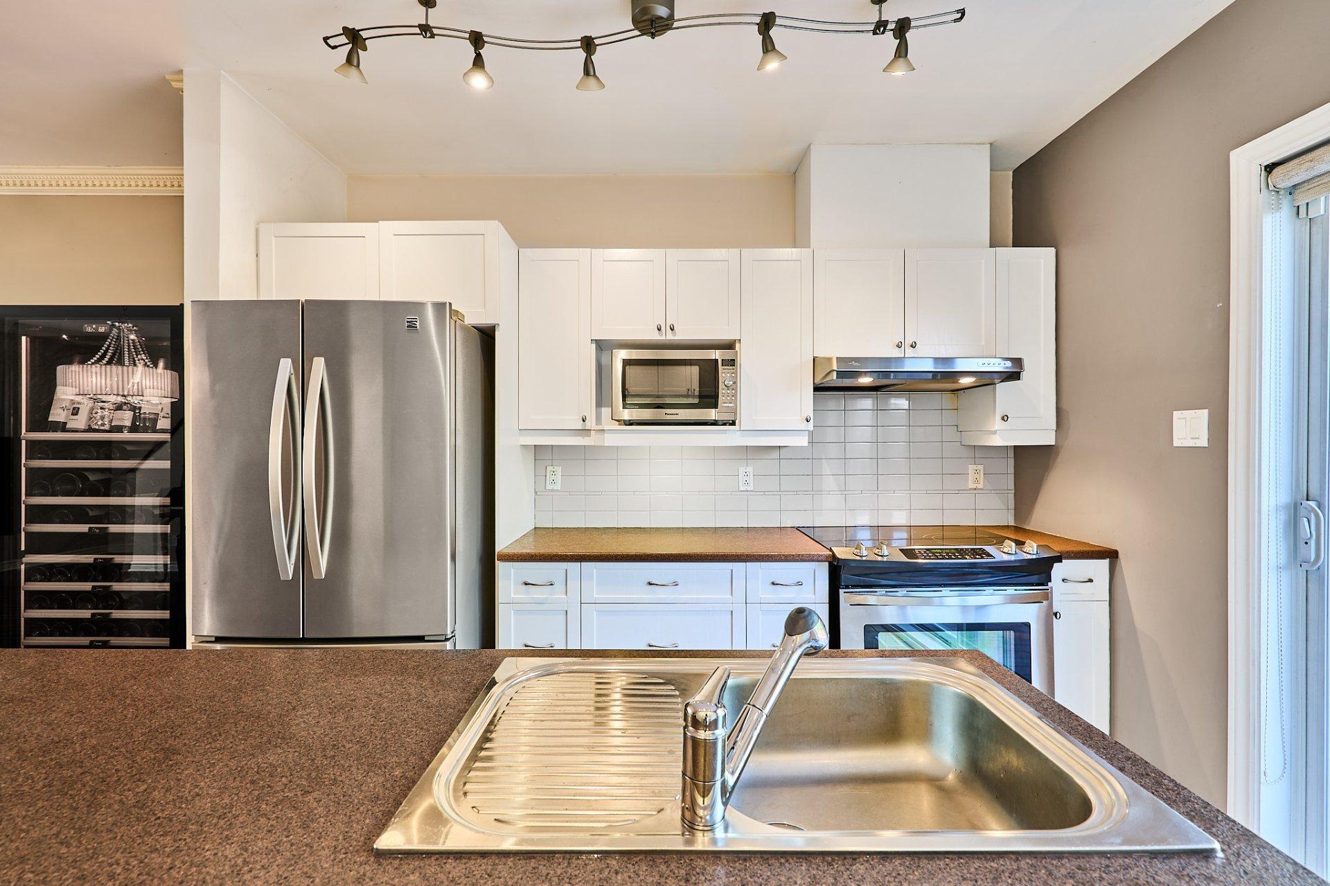 









889


Rue Gameroff

,
Montréal (Lachine),




QC
H8T3R4

