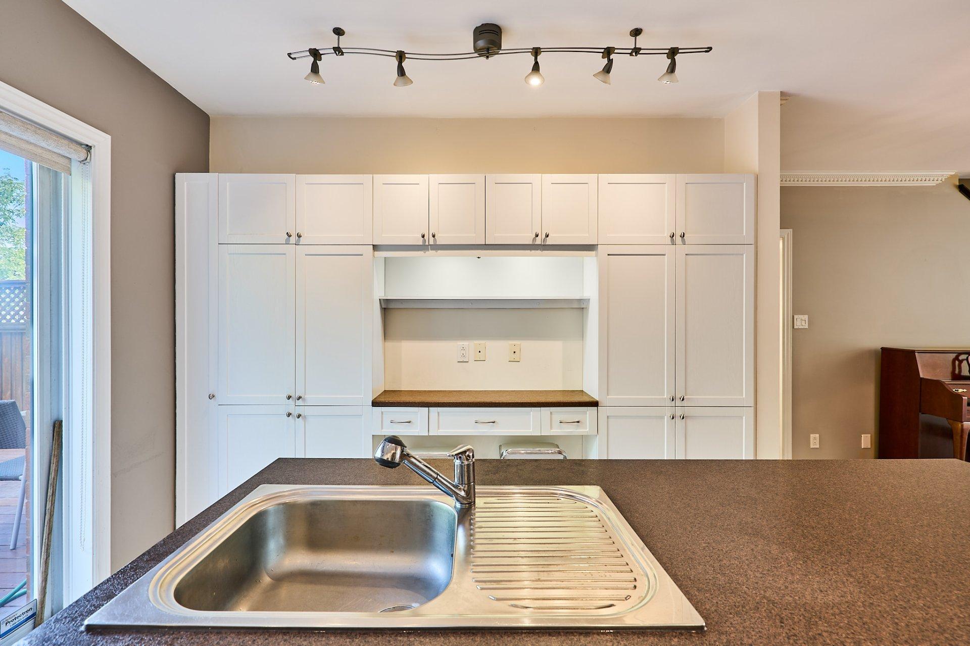 









889


Rue Gameroff

,
Montréal (Lachine),




QC
H8T3R4

