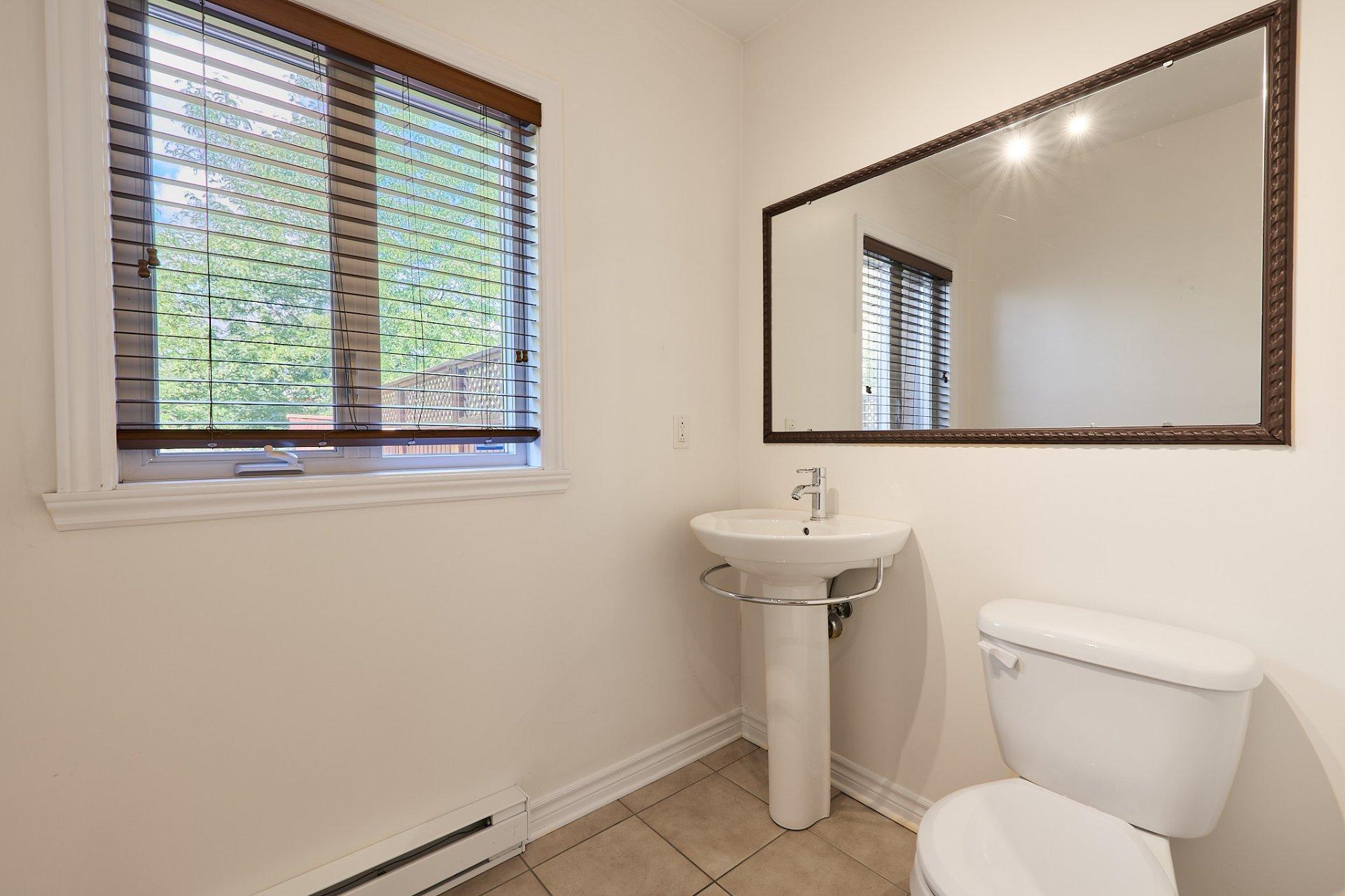 









889


Rue Gameroff

,
Montréal (Lachine),




QC
H8T3R4

