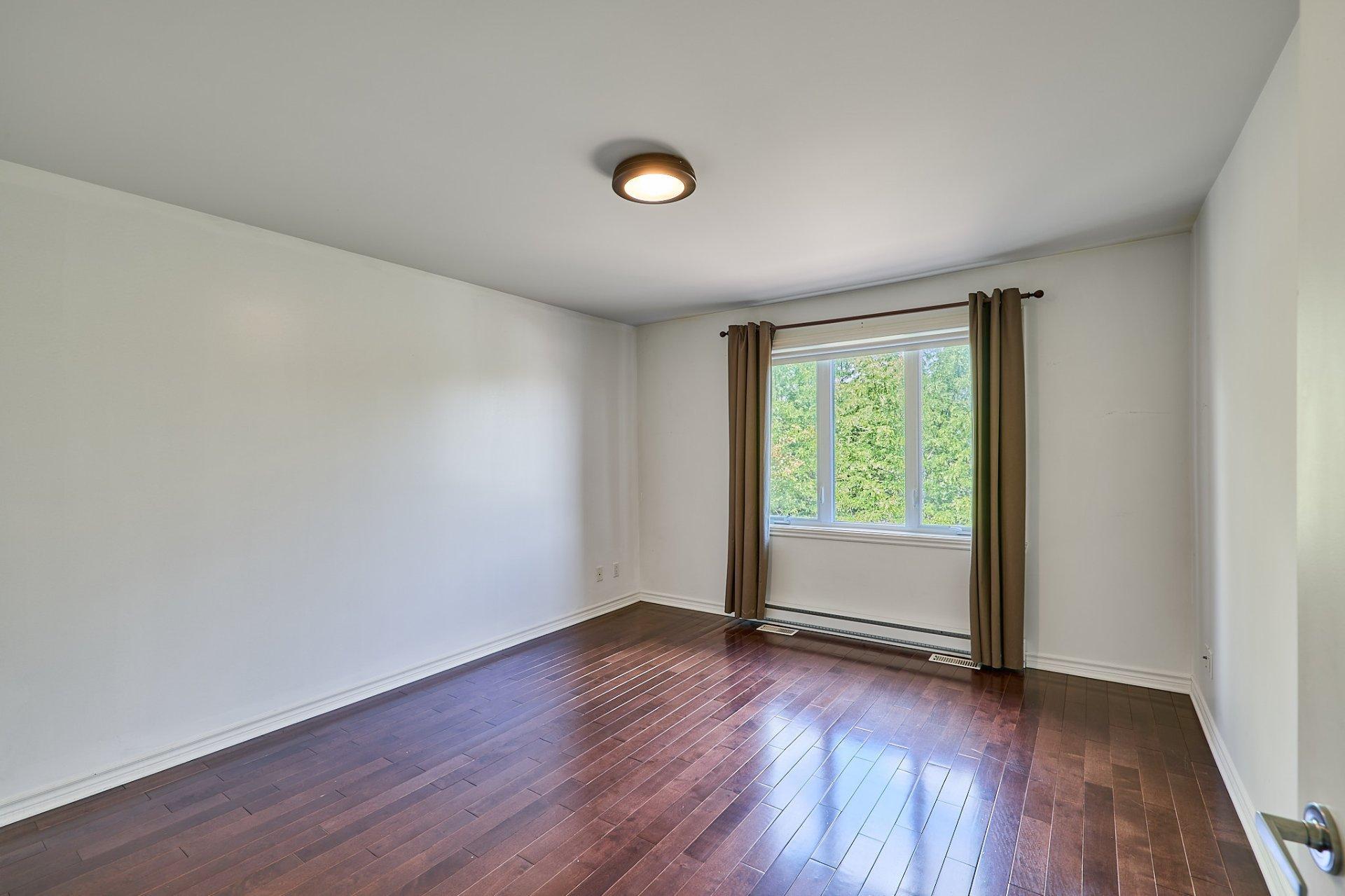 









889


Rue Gameroff

,
Montréal (Lachine),




QC
H8T3R4

