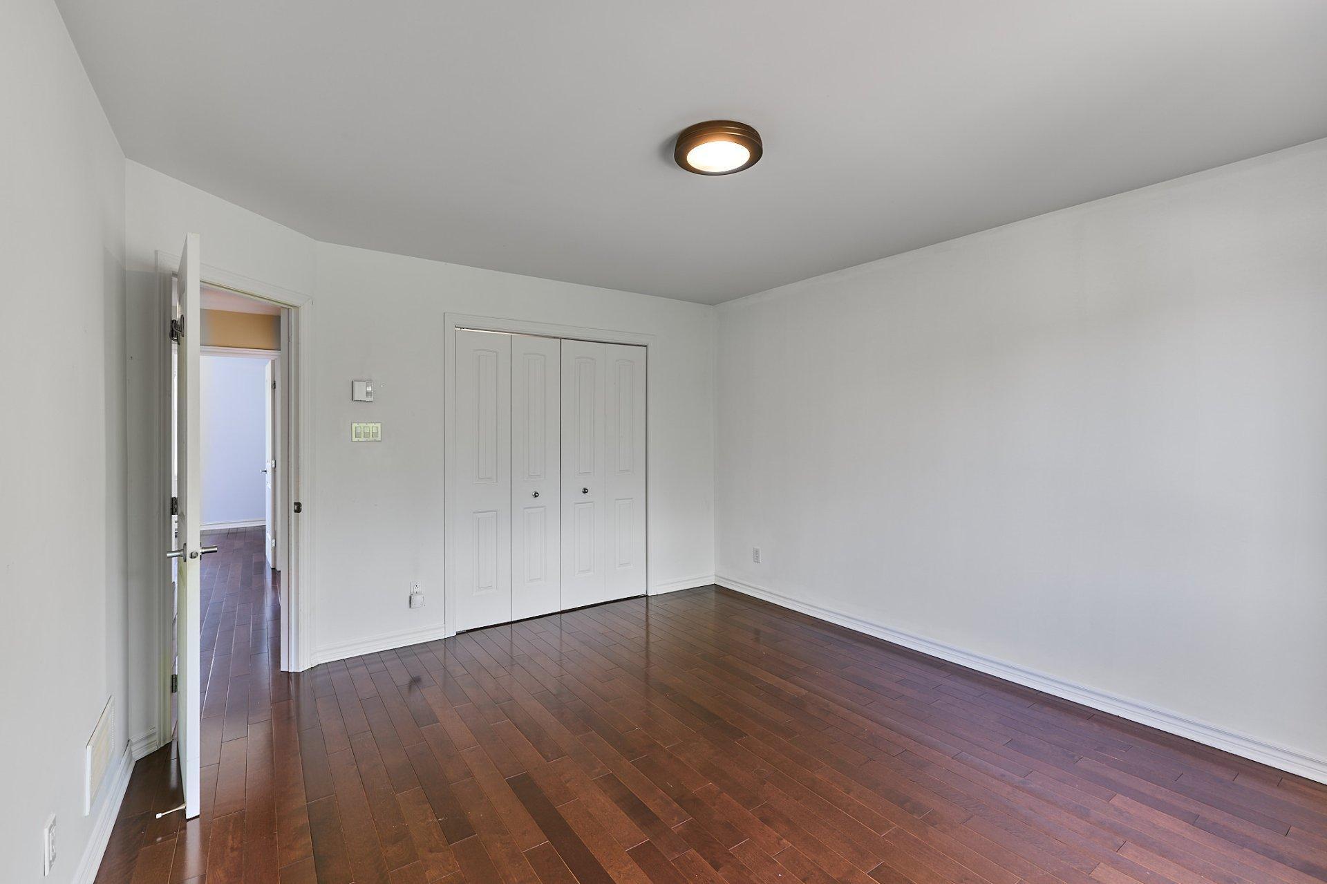 









889


Rue Gameroff

,
Montréal (Lachine),




QC
H8T3R4

