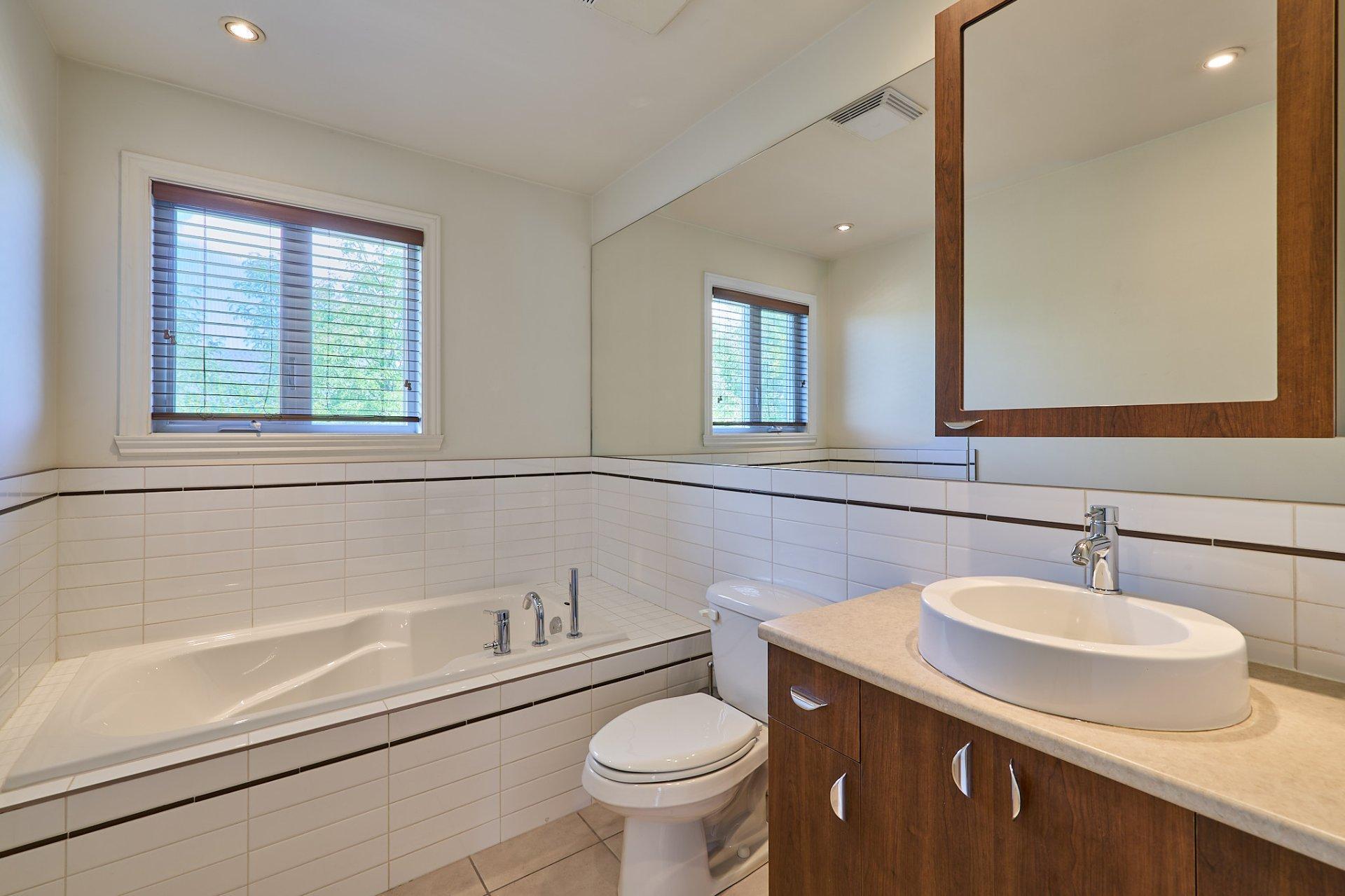 









889


Rue Gameroff

,
Montréal (Lachine),




QC
H8T3R4

