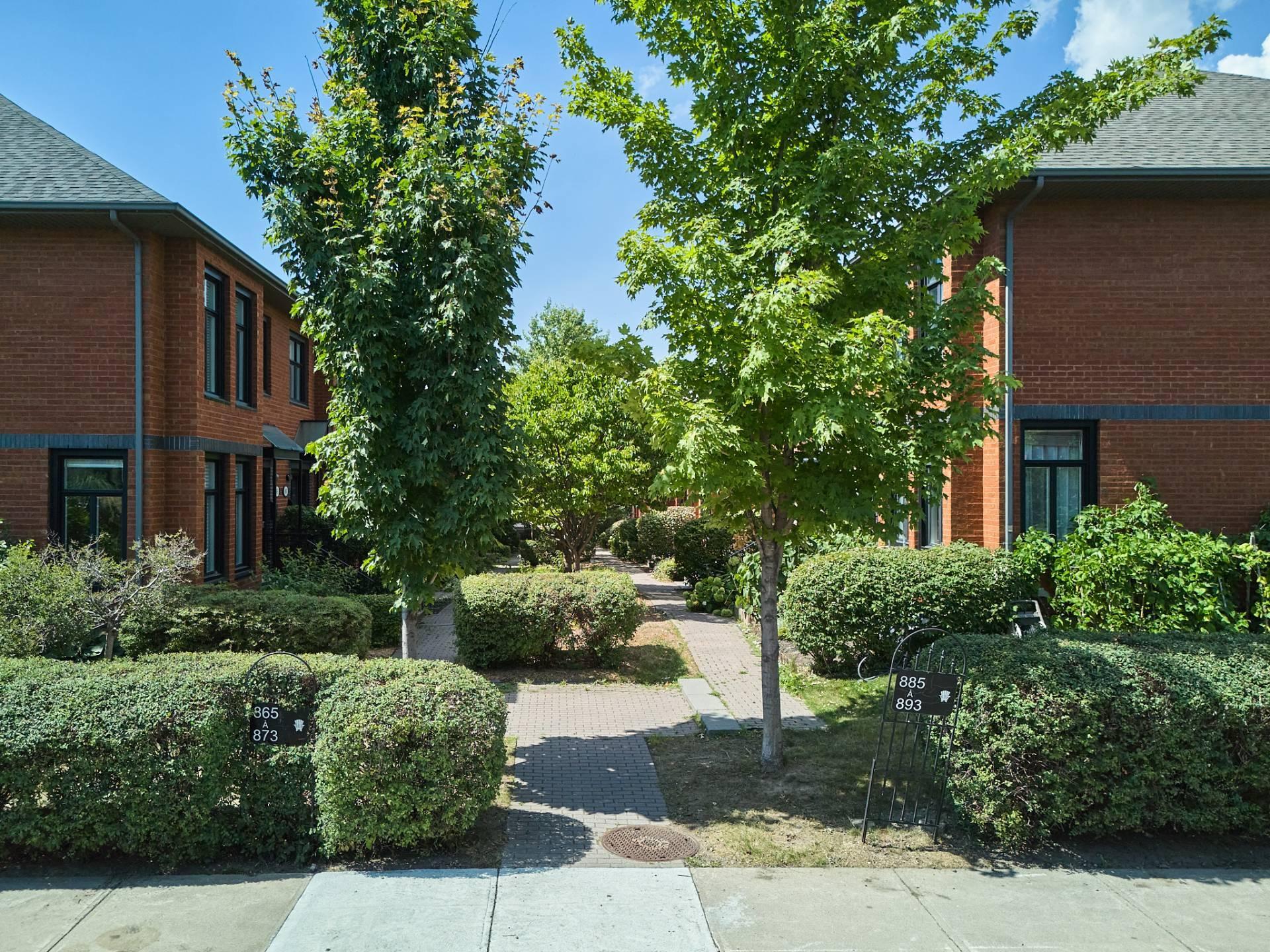 









889


Rue Gameroff

,
Montréal (Lachine),




QC
H8T3R4

