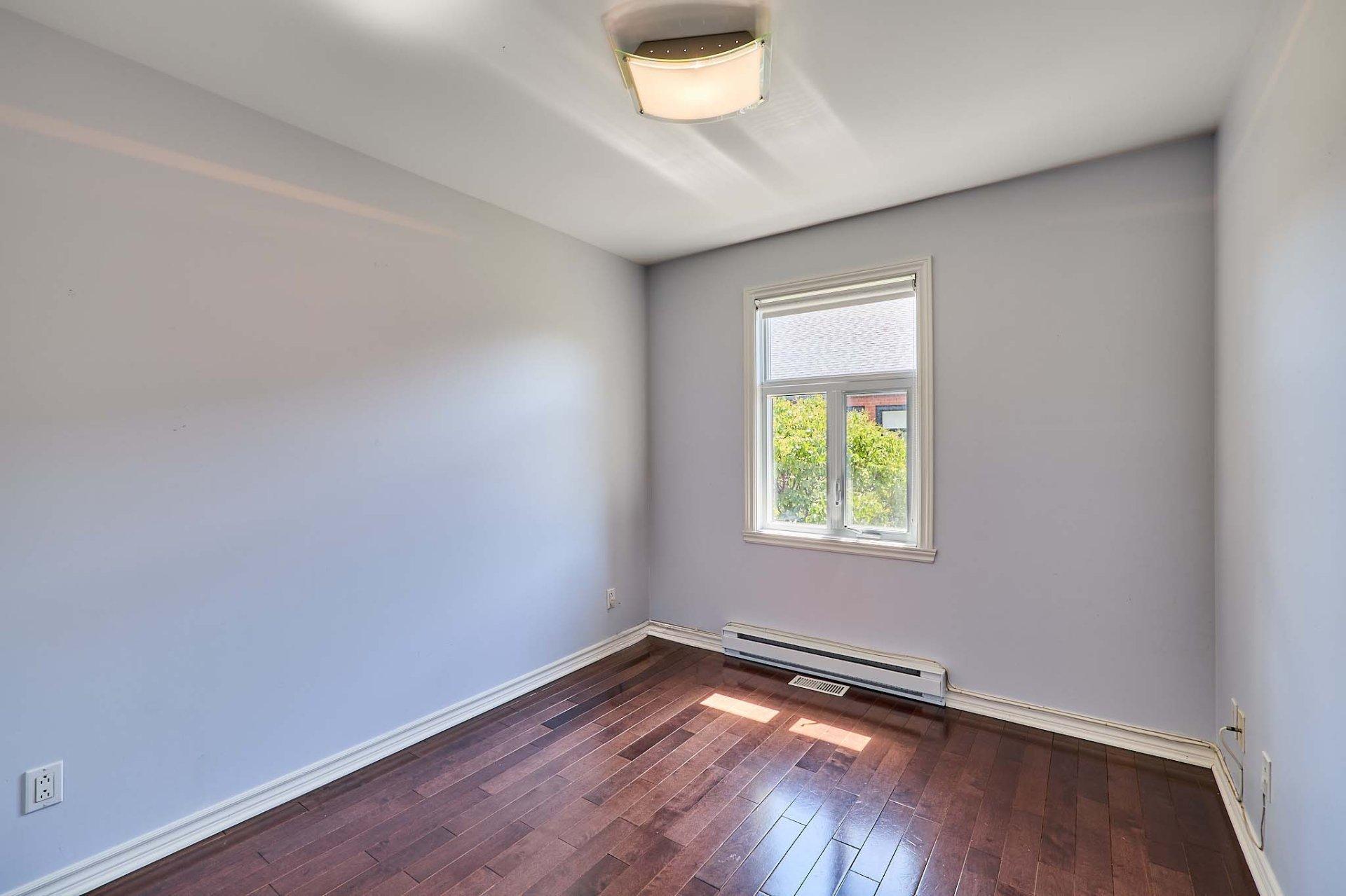 









889


Rue Gameroff

,
Montréal (Lachine),




QC
H8T3R4

