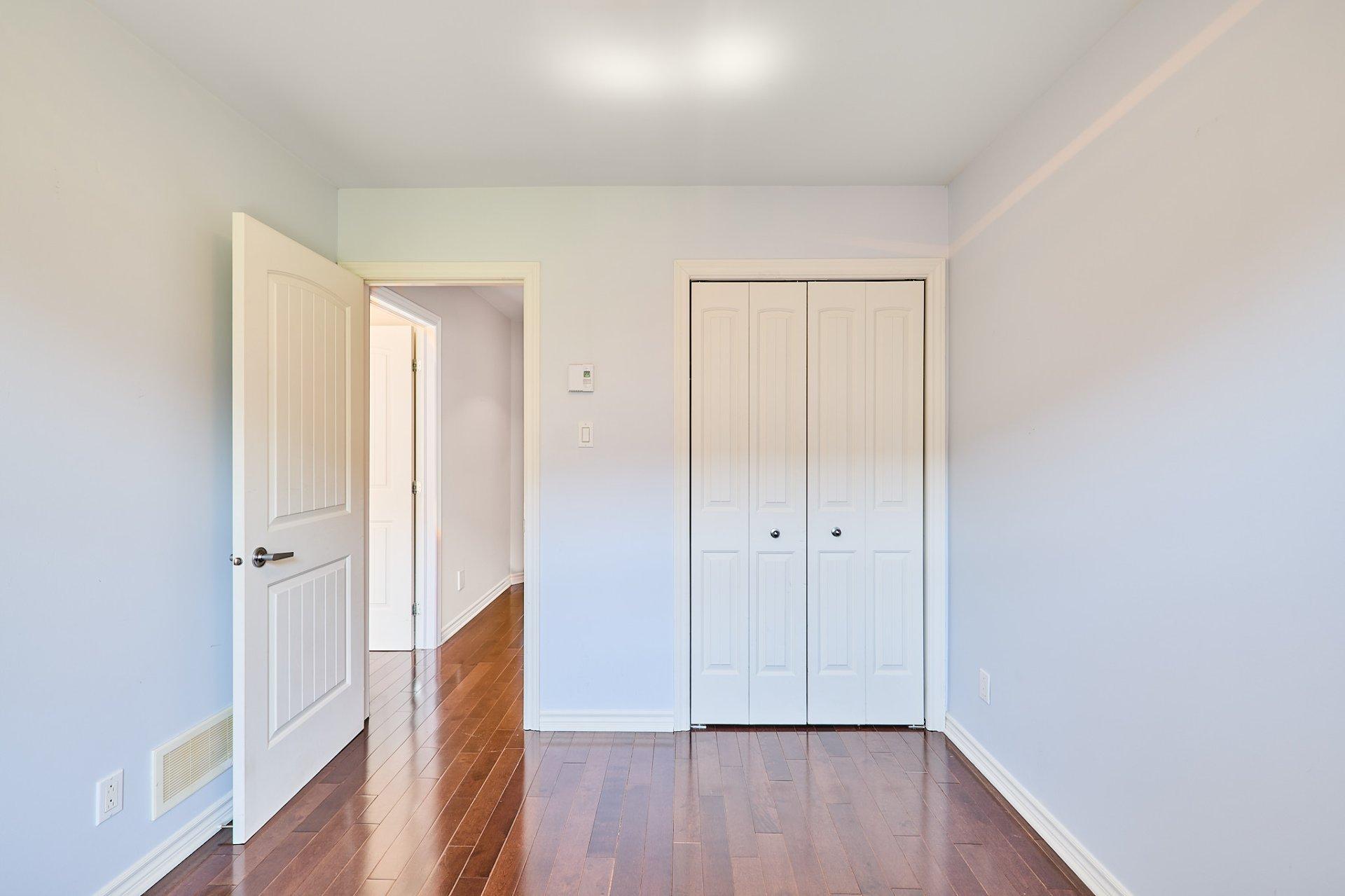 









889


Rue Gameroff

,
Montréal (Lachine),




QC
H8T3R4

