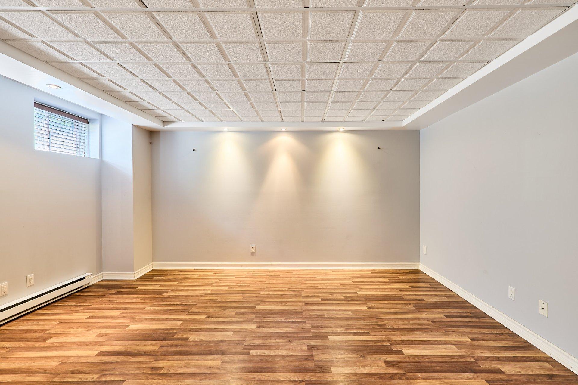 









889


Rue Gameroff

,
Montréal (Lachine),




QC
H8T3R4

