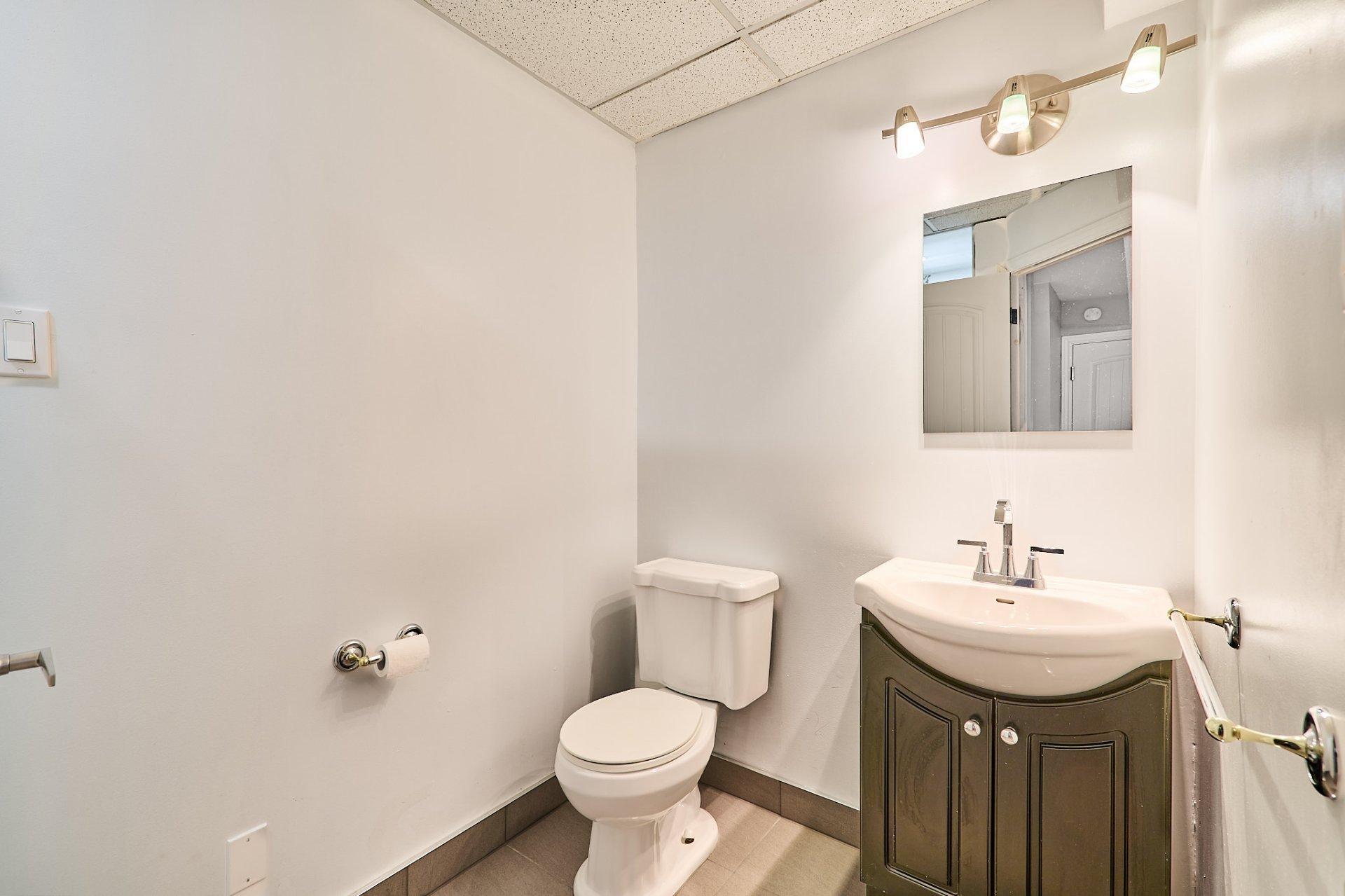 









889


Rue Gameroff

,
Montréal (Lachine),




QC
H8T3R4

