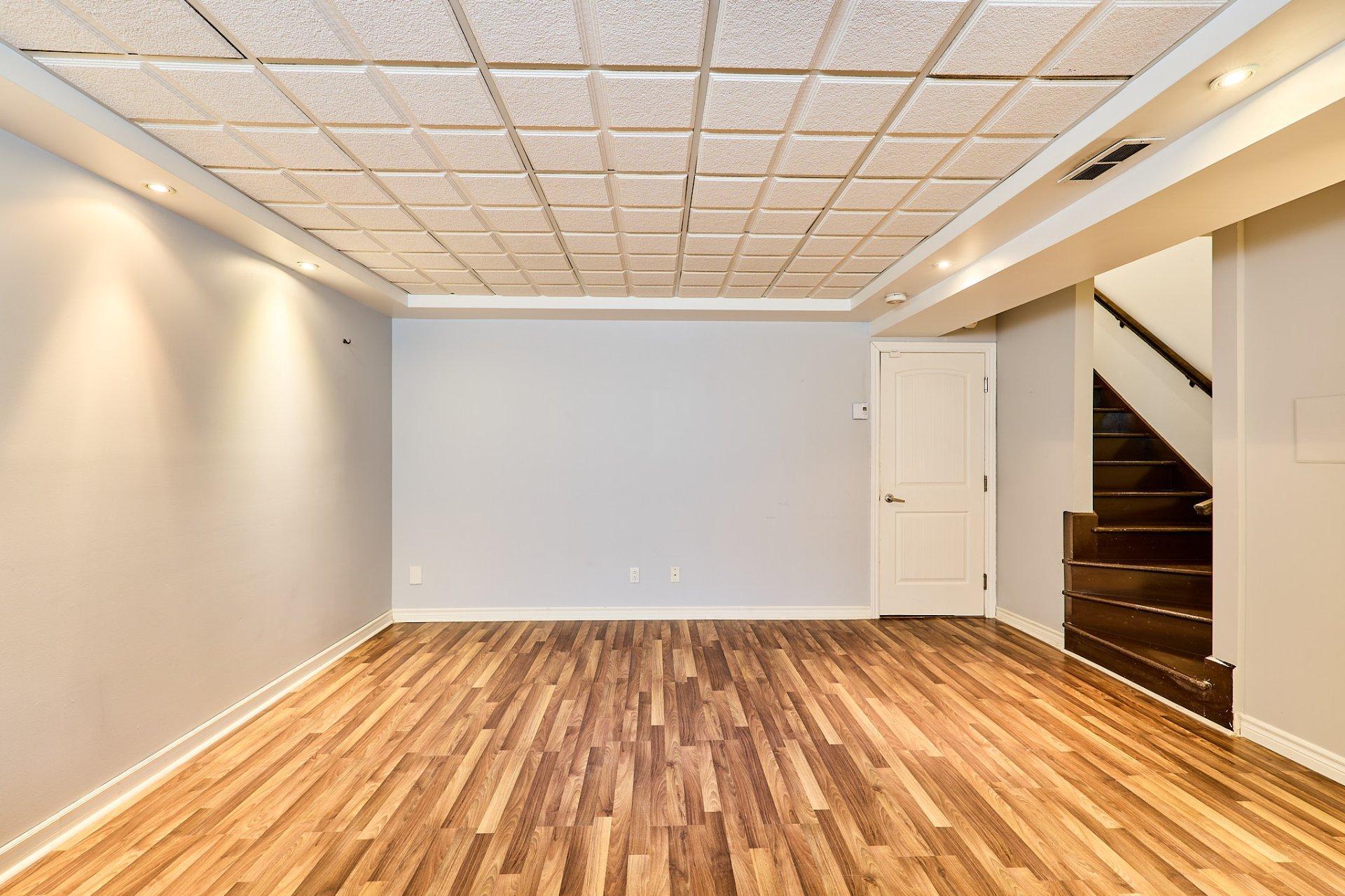 









889


Rue Gameroff

,
Montréal (Lachine),




QC
H8T3R4

