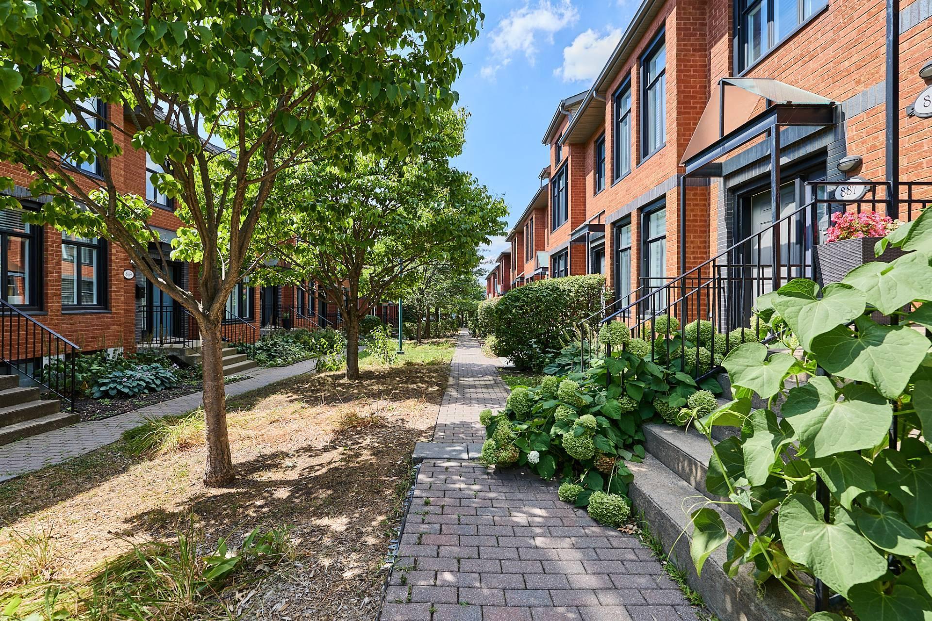 









889


Rue Gameroff

,
Montréal (Lachine),




QC
H8T3R4

