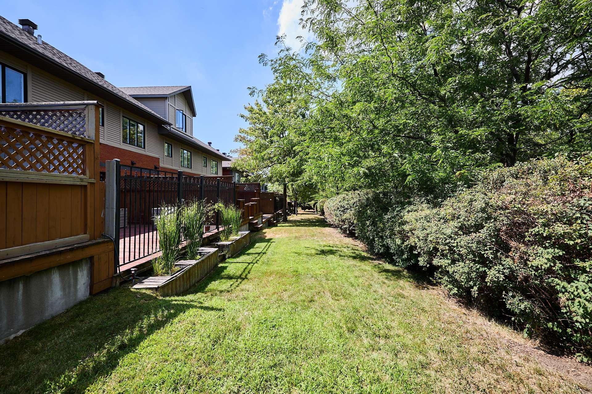 









889


Rue Gameroff

,
Montréal (Lachine),




QC
H8T3R4

