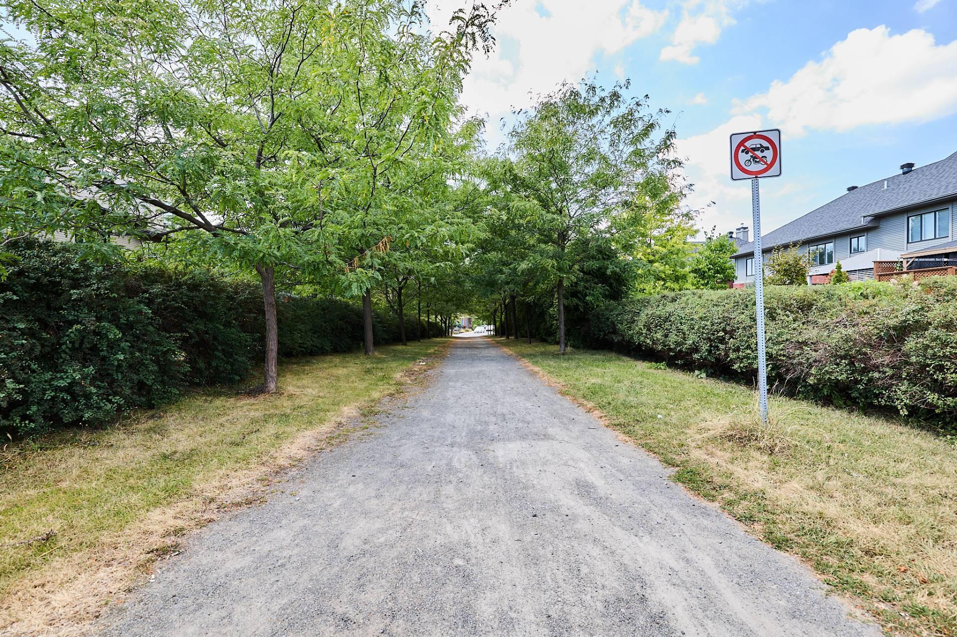 









889


Rue Gameroff

,
Montréal (Lachine),




QC
H8T3R4

