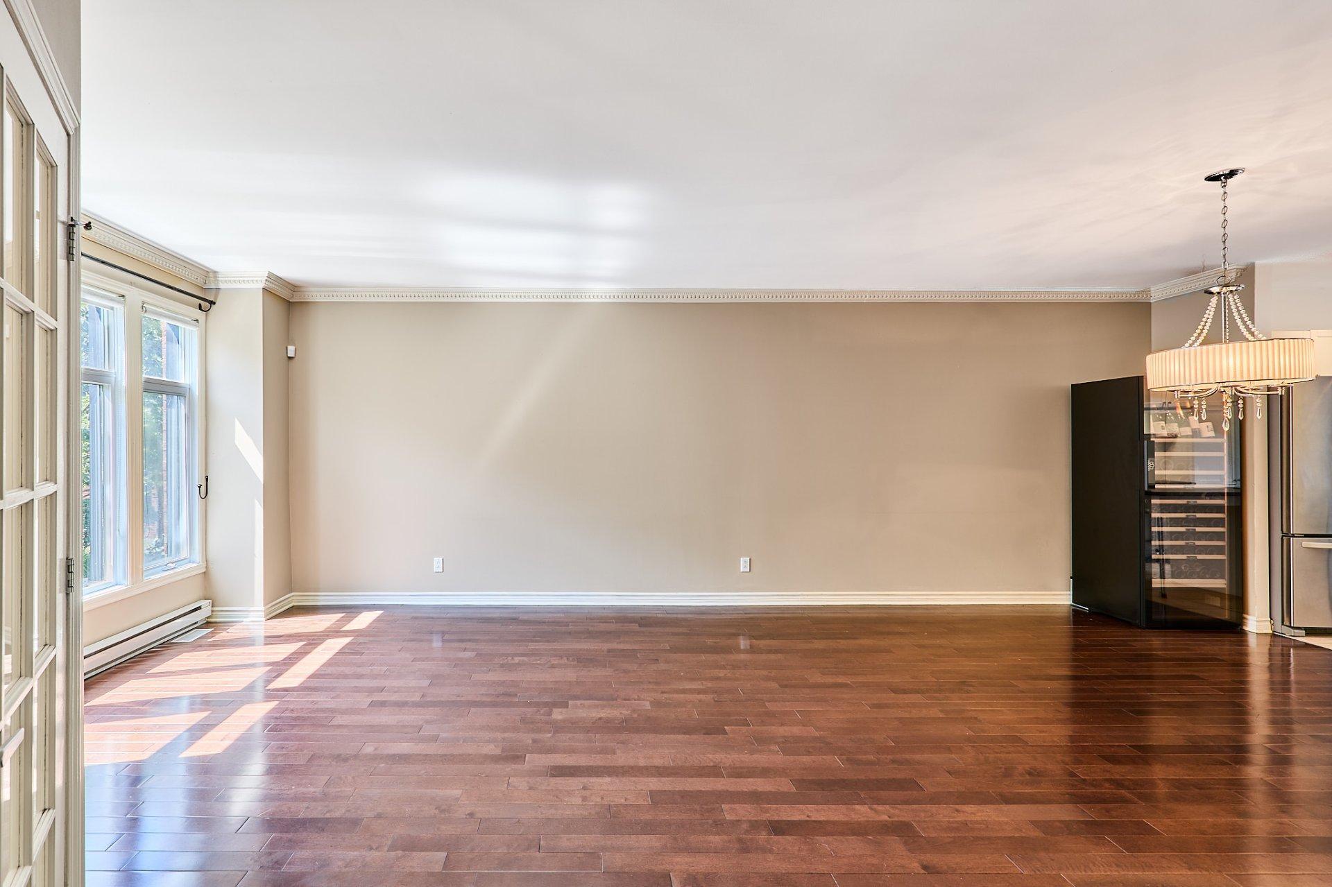 









889


Rue Gameroff

,
Montréal (Lachine),




QC
H8T3R4

