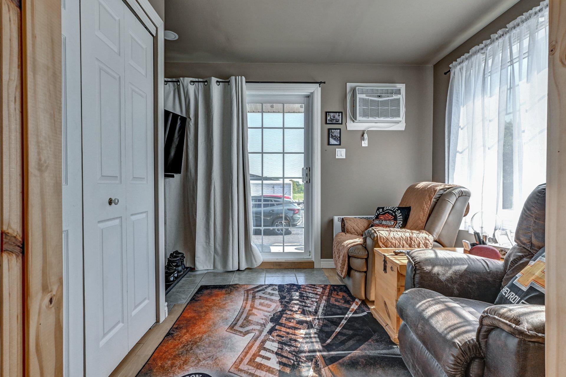 









1660

 - 1662


Rue Principale

,
Saint-Cuthbert,




QC
J0K2C0

