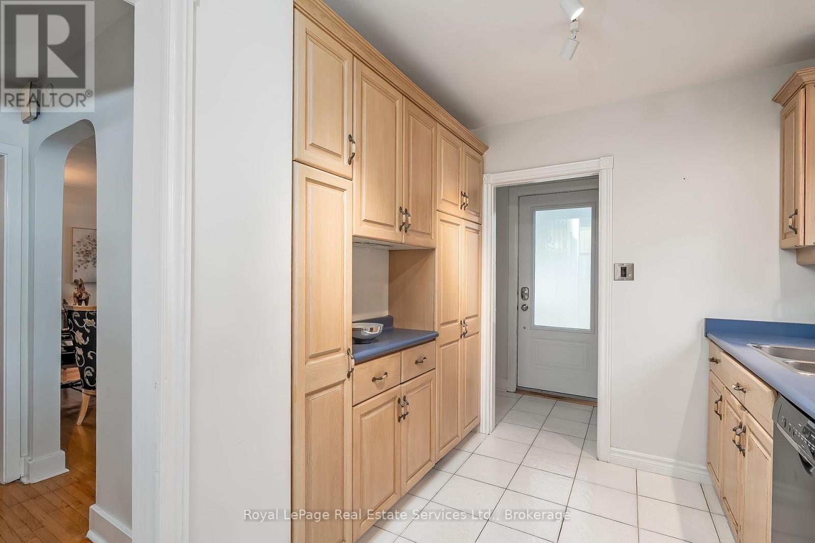












2260 NEW STREET

,
Burlington (Brant),




Ontario
L7R1J3

