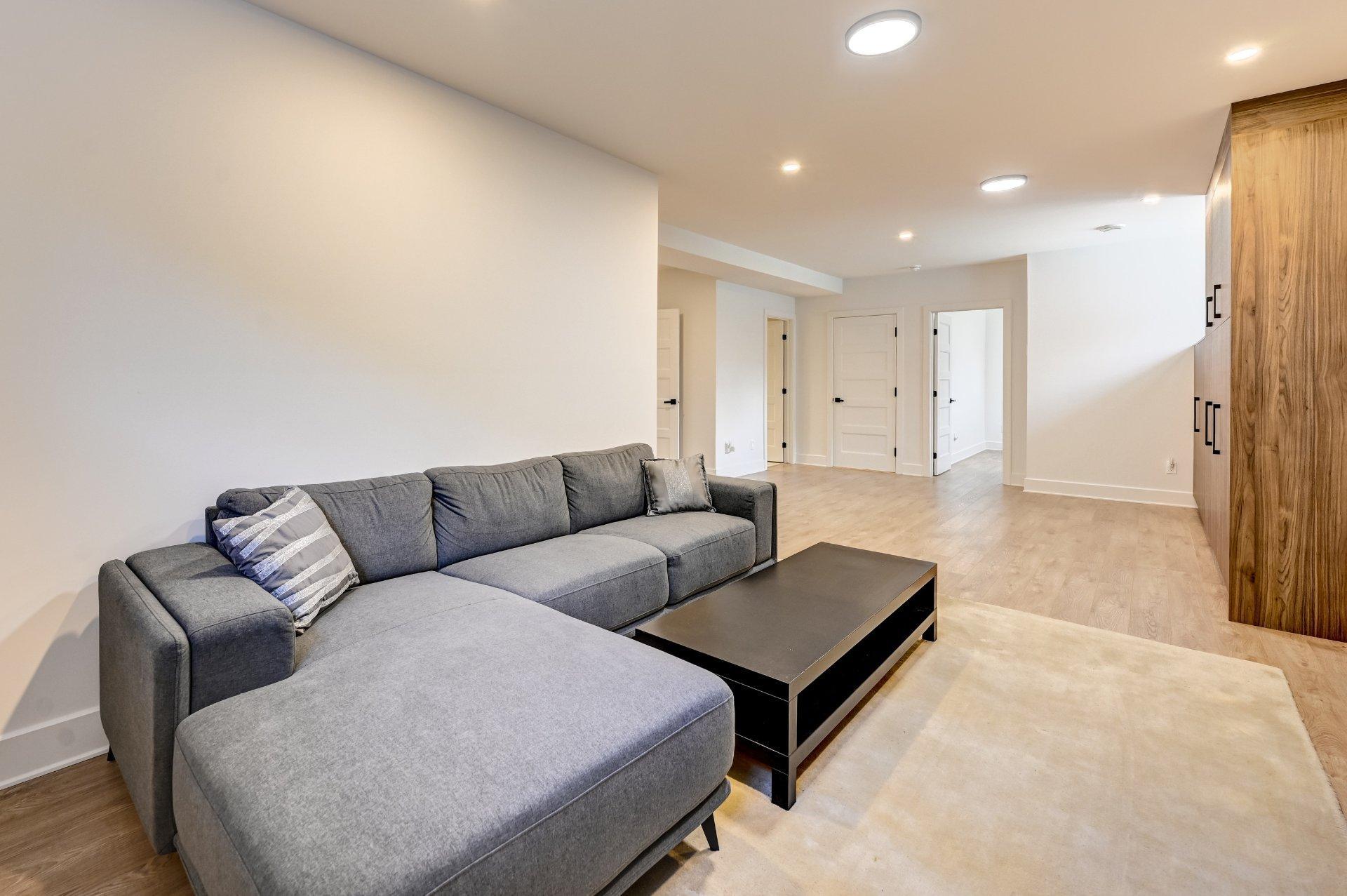 









5716


Rue Parizeau

,
Brossard,




QC
J4W1H7

