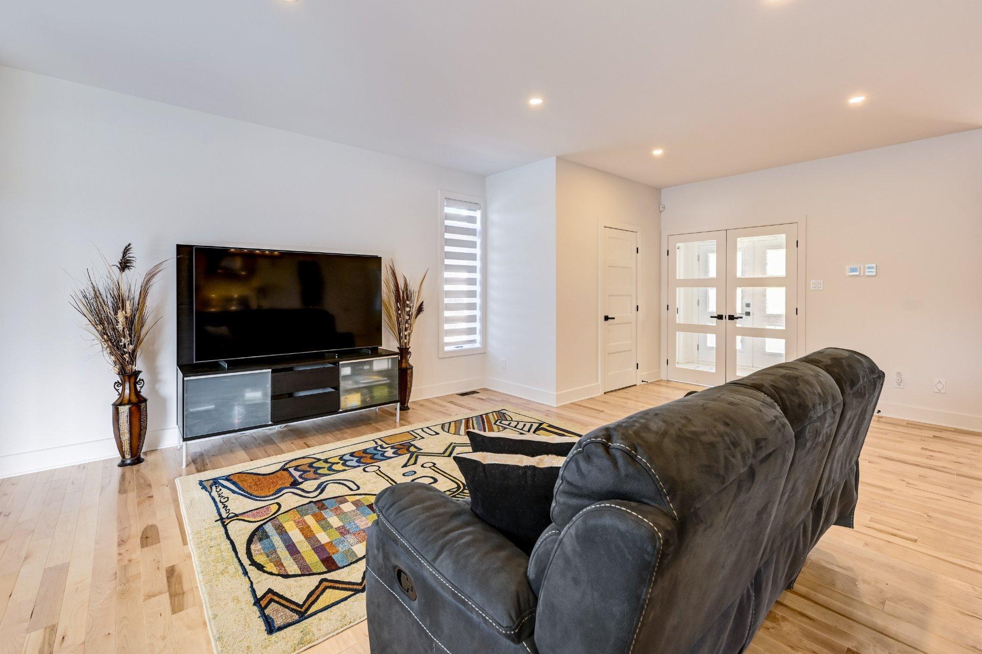 









5716


Rue Parizeau

,
Brossard,




QC
J4W1H7

