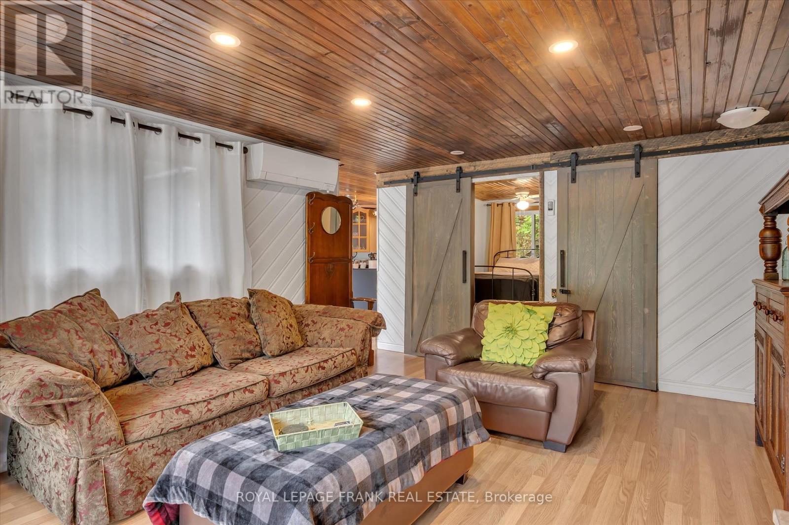 












3571 HARBOUR POINT LANE

,
Selwyn,




Ontario
K0L2H0

