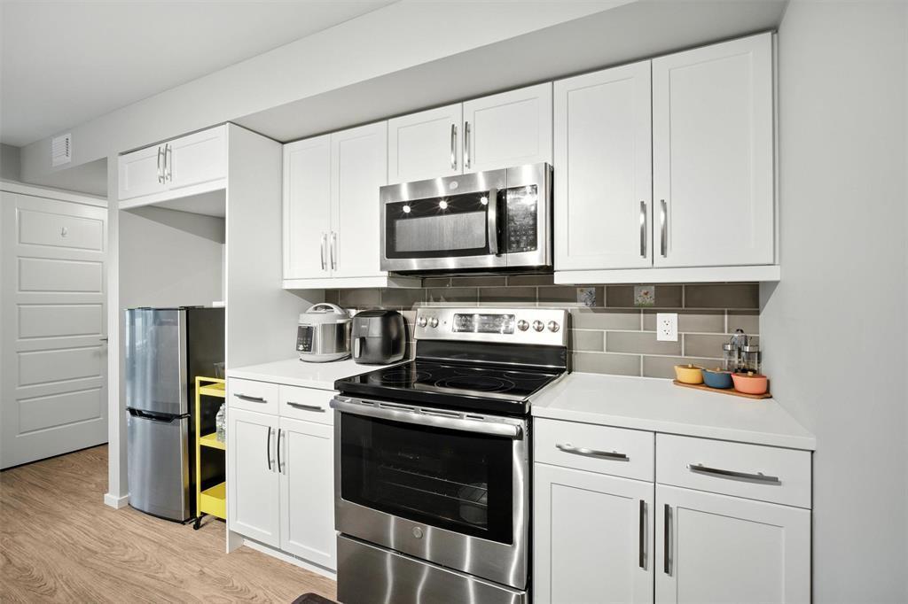 












330 670 Hugo Street

,
Winnipeg,




Manitoba
R3L0P8

