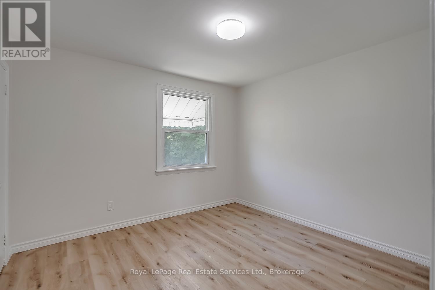 












MAIN - 235 EAST 21ST STREET

,
Hamilton (Eastmount),




Ontario
L8V2T6


