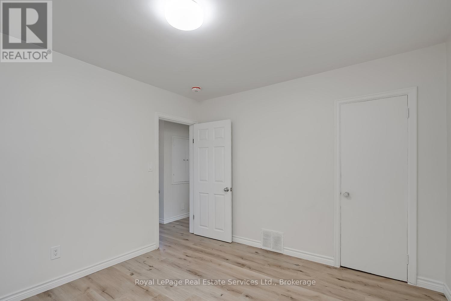












MAIN - 235 EAST 21ST STREET

,
Hamilton (Eastmount),




Ontario
L8V2T6

