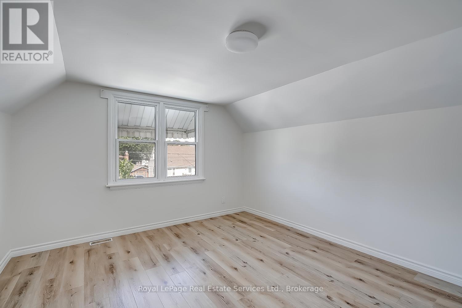 












MAIN - 235 EAST 21ST STREET

,
Hamilton (Eastmount),




Ontario
L8V2T6

