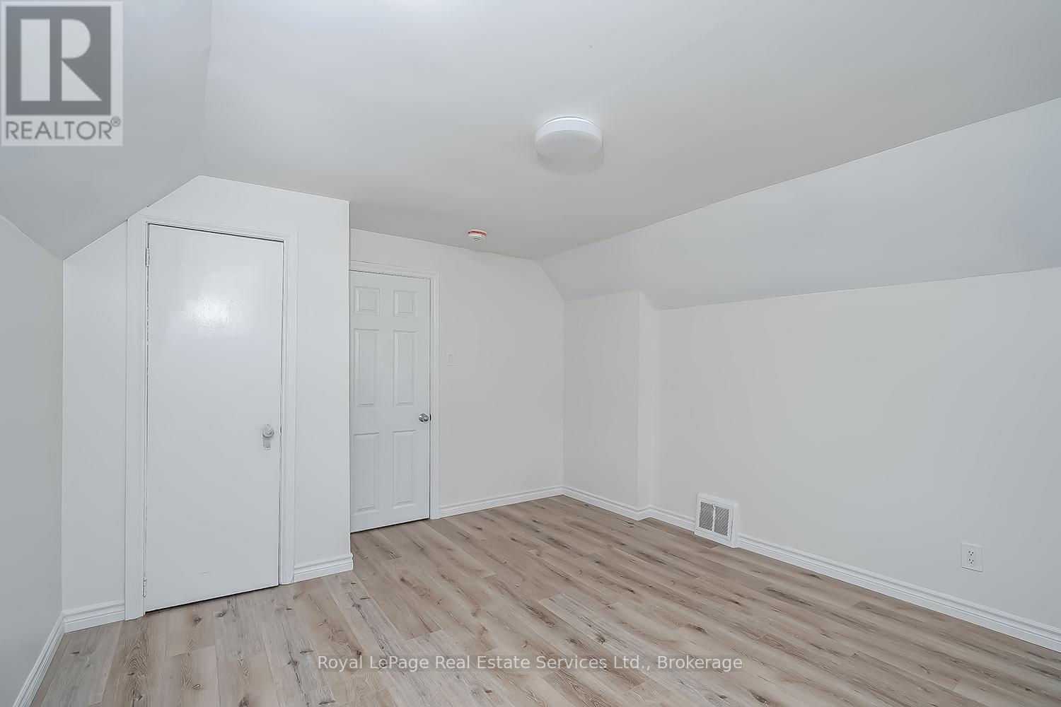 












MAIN - 235 EAST 21ST STREET

,
Hamilton (Eastmount),




Ontario
L8V2T6

