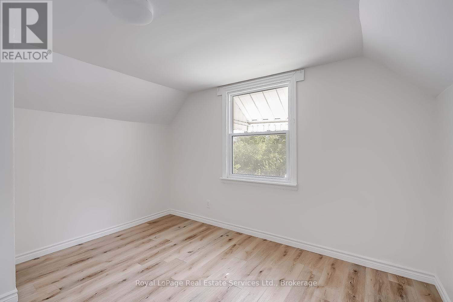 












MAIN - 235 EAST 21ST STREET

,
Hamilton (Eastmount),




Ontario
L8V2T6

